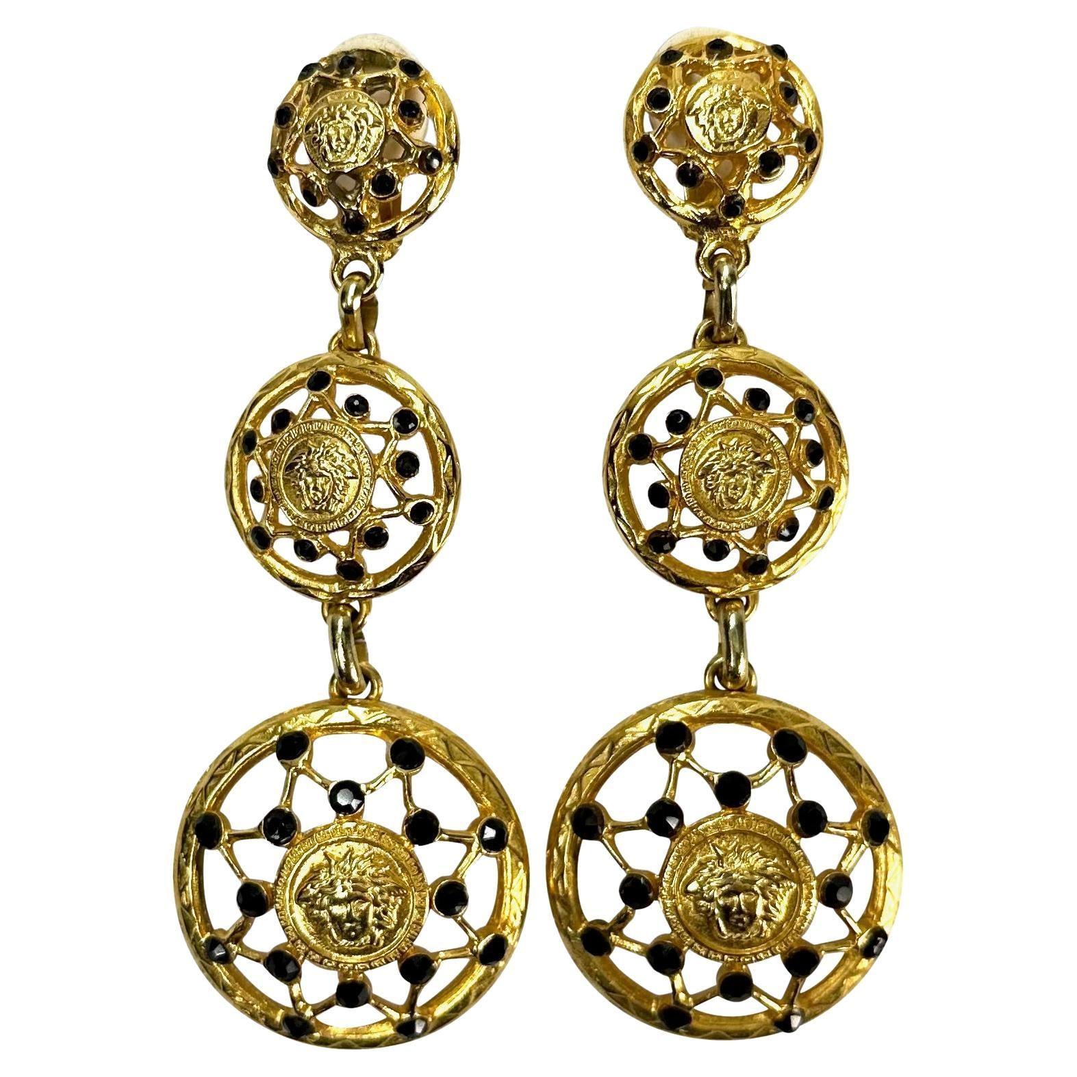 F/W 1992 Gianni Versace Boucles d'oreilles à clip avec logo Medusa en strass doré Pour femmes en vente