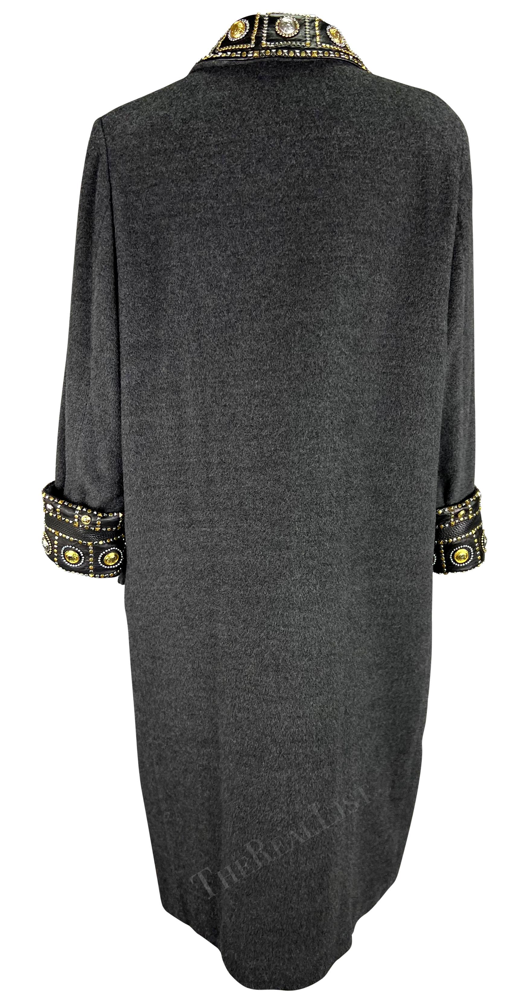 A.M.F. 1992 Gianni Versace 'Miss S.M.' Trench in lana con borchie in passerella in vendita 5