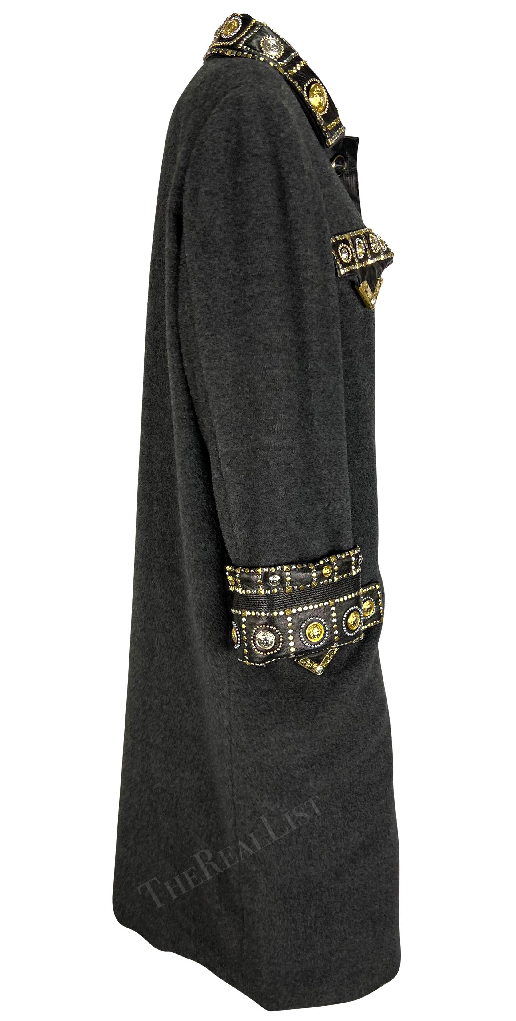 A.M.F. 1992 Gianni Versace 'Miss S.M.' Trench in lana con borchie in passerella in vendita 6