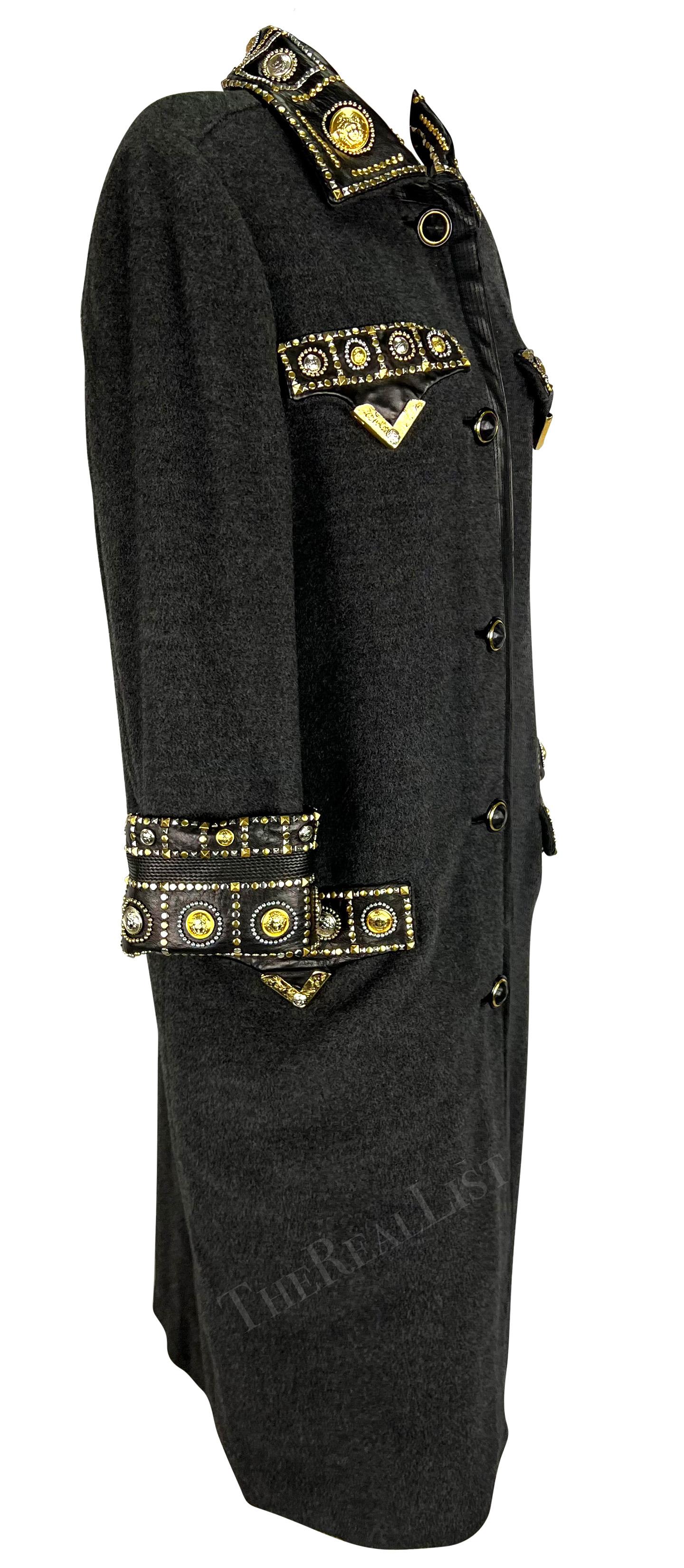 A.M.F. 1992 Gianni Versace 'Miss S.M.' Trench in lana con borchie in passerella in vendita 7