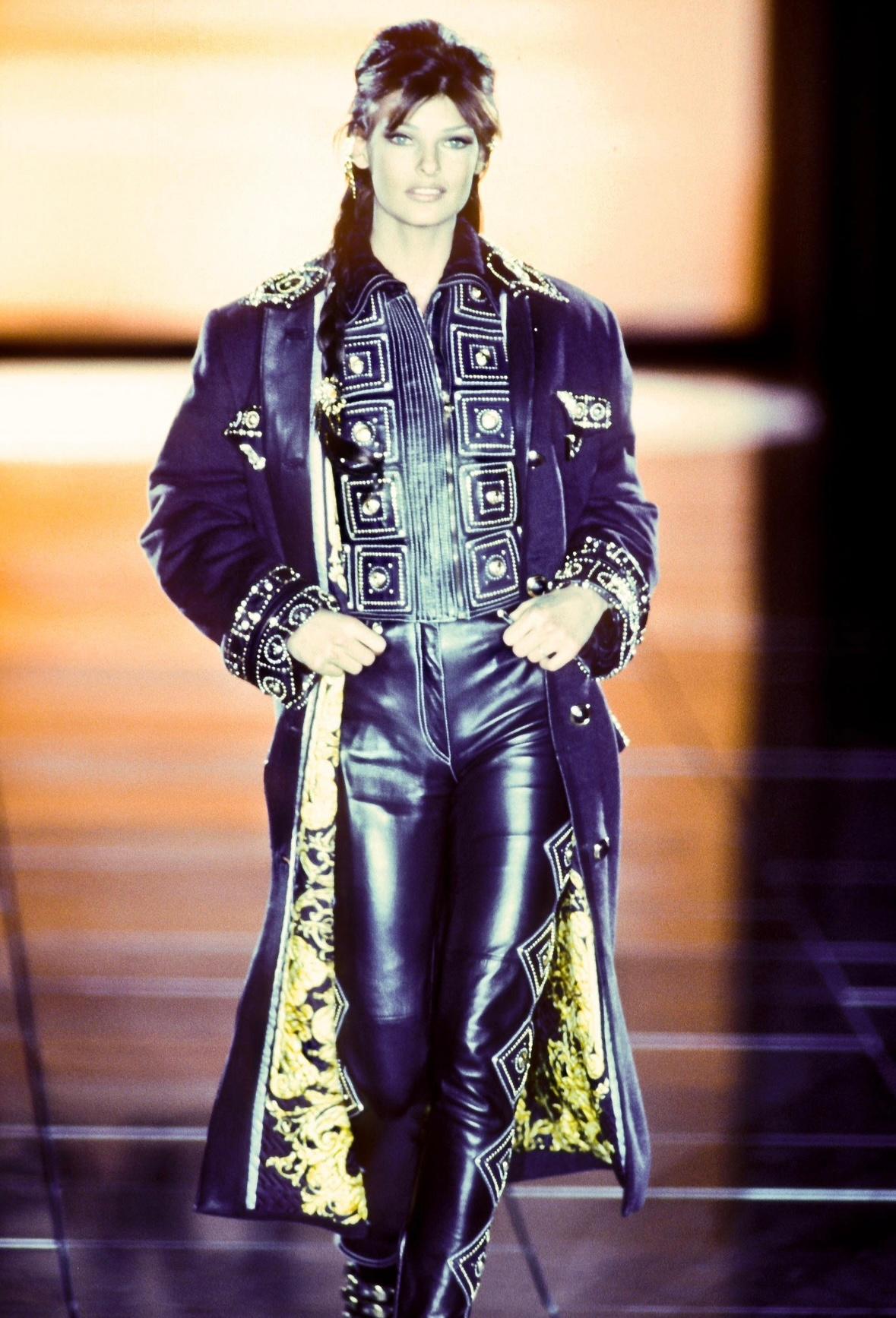 Nero A.M.F. 1992 Gianni Versace 'Miss S.M.' Trench in lana con borchie in passerella in vendita