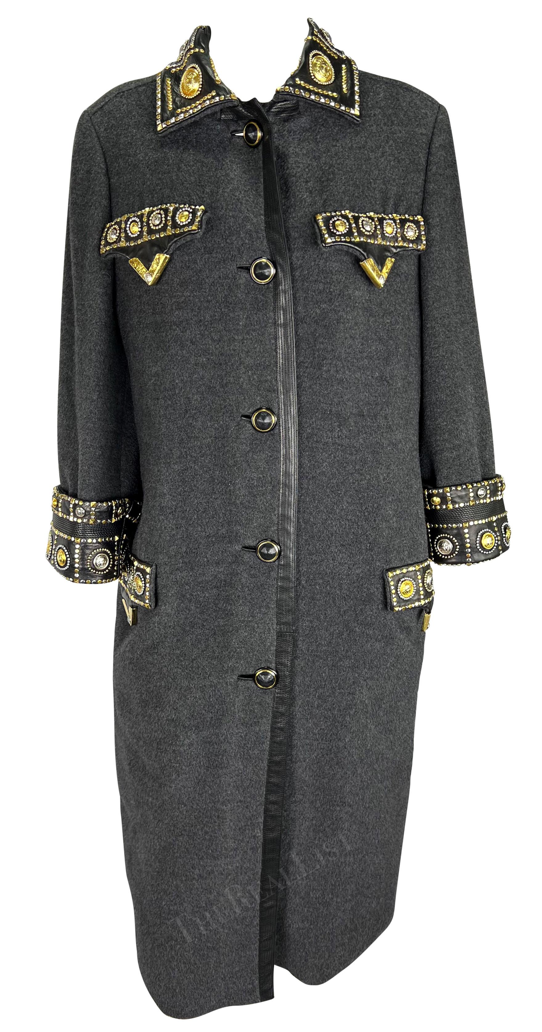 A.M.F. 1992 Gianni Versace 'Miss S.M.' Trench in lana con borchie in passerella In condizioni ottime in vendita a West Hollywood, CA
