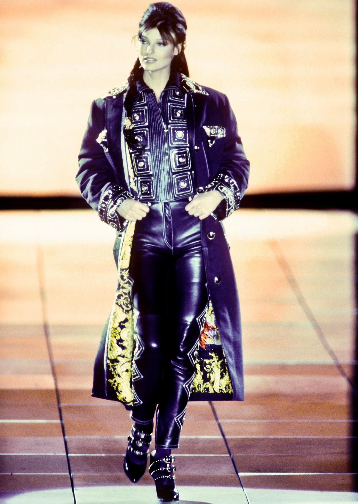 Donna A.M.F. 1992 Gianni Versace 'Miss S.M.' Trench in lana con borchie in passerella in vendita