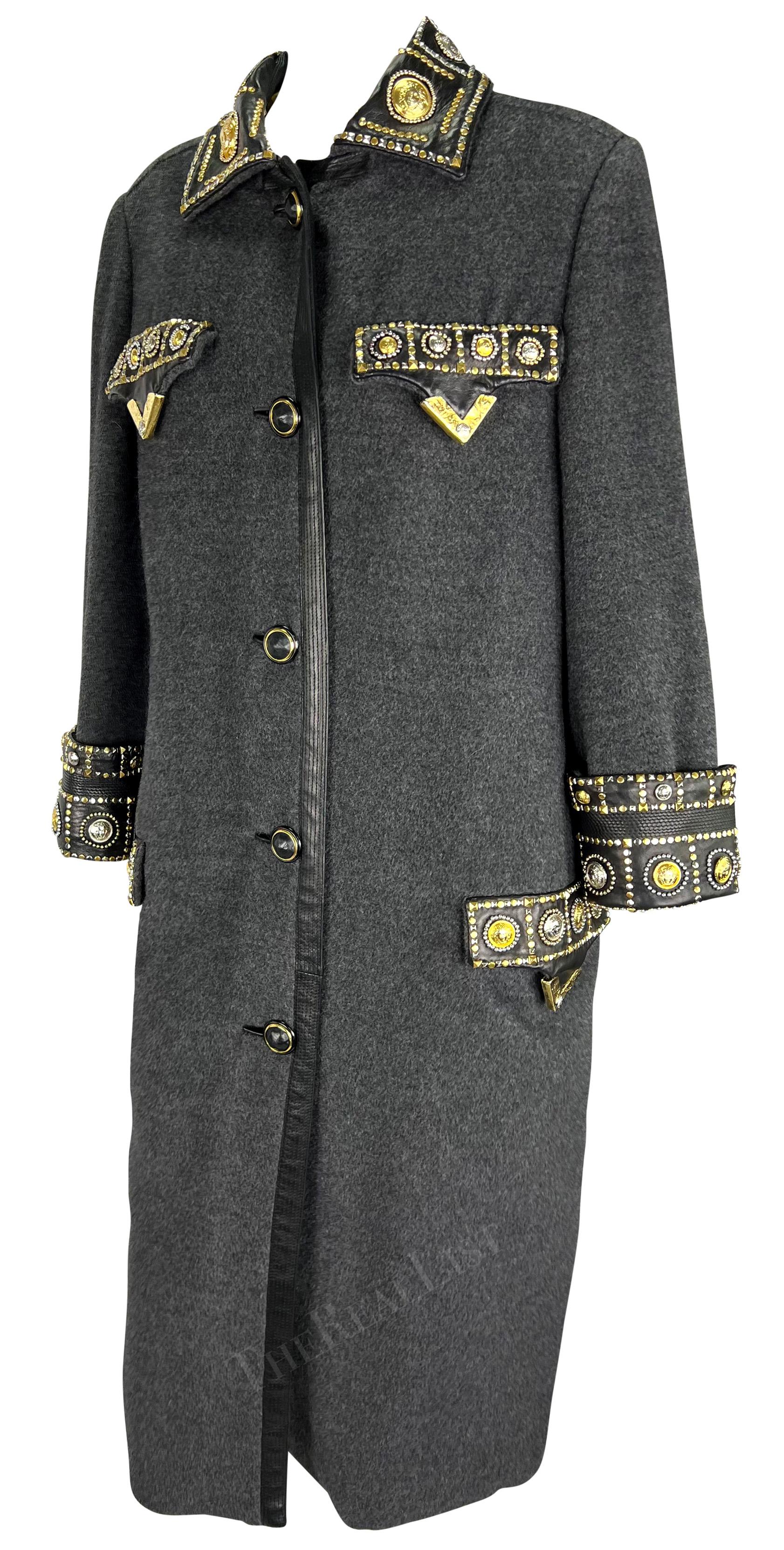 A.M.F. 1992 Gianni Versace 'Miss S.M.' Trench in lana con borchie in passerella in vendita 2