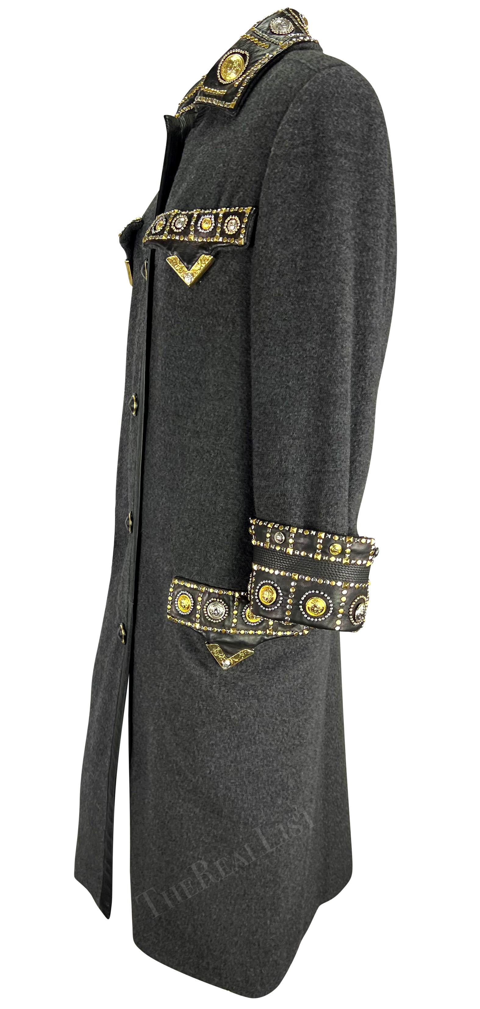 A.M.F. 1992 Gianni Versace 'Miss S.M.' Trench in lana con borchie in passerella in vendita 3