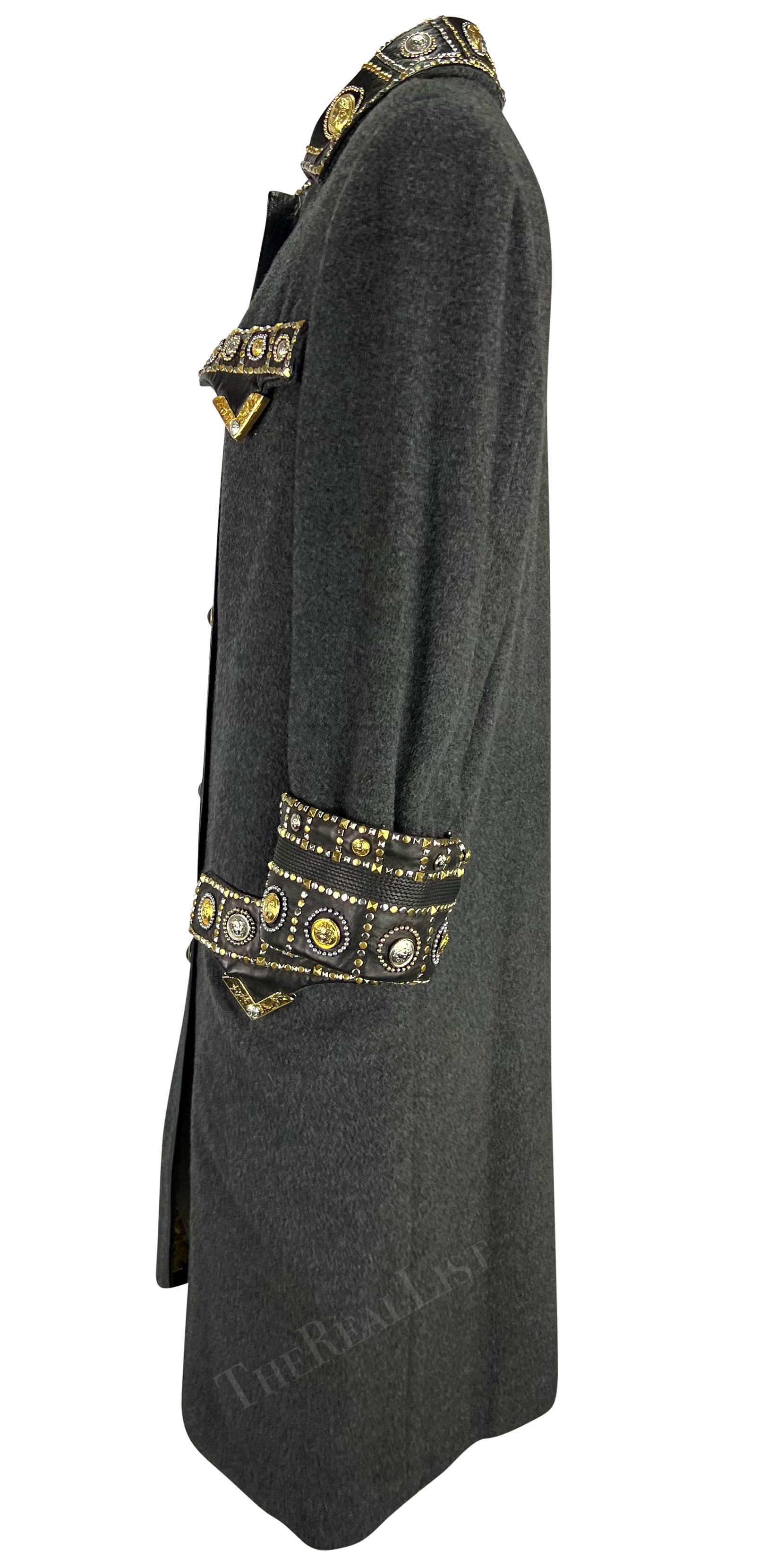 A.M.F. 1992 Gianni Versace 'Miss S.M.' Trench in lana con borchie in passerella in vendita 4