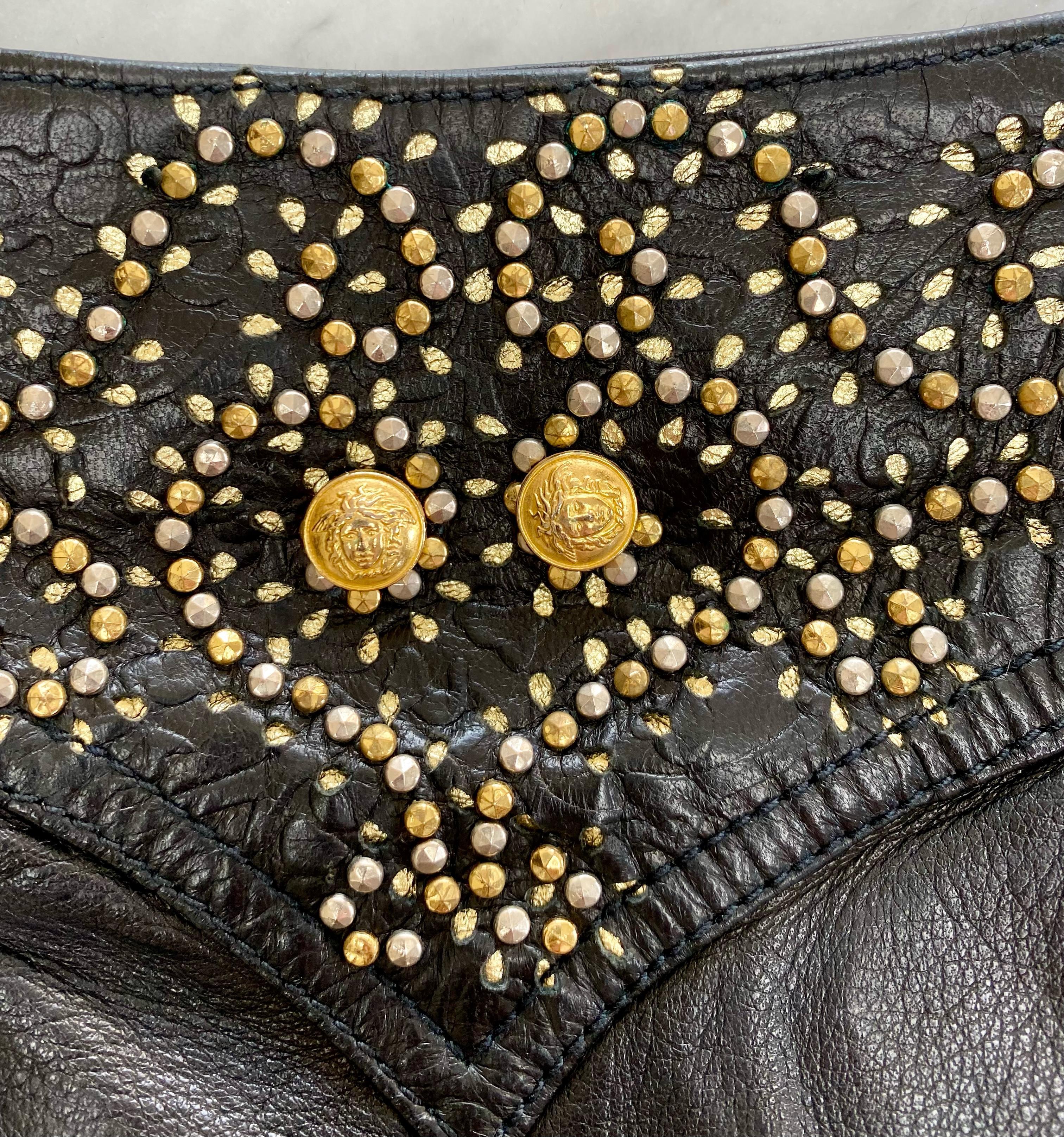 H/W 1992 Gianni Versace 'Miss S&M' Nieten-Lederweste Medusa mit Akzenten im Angebot 4