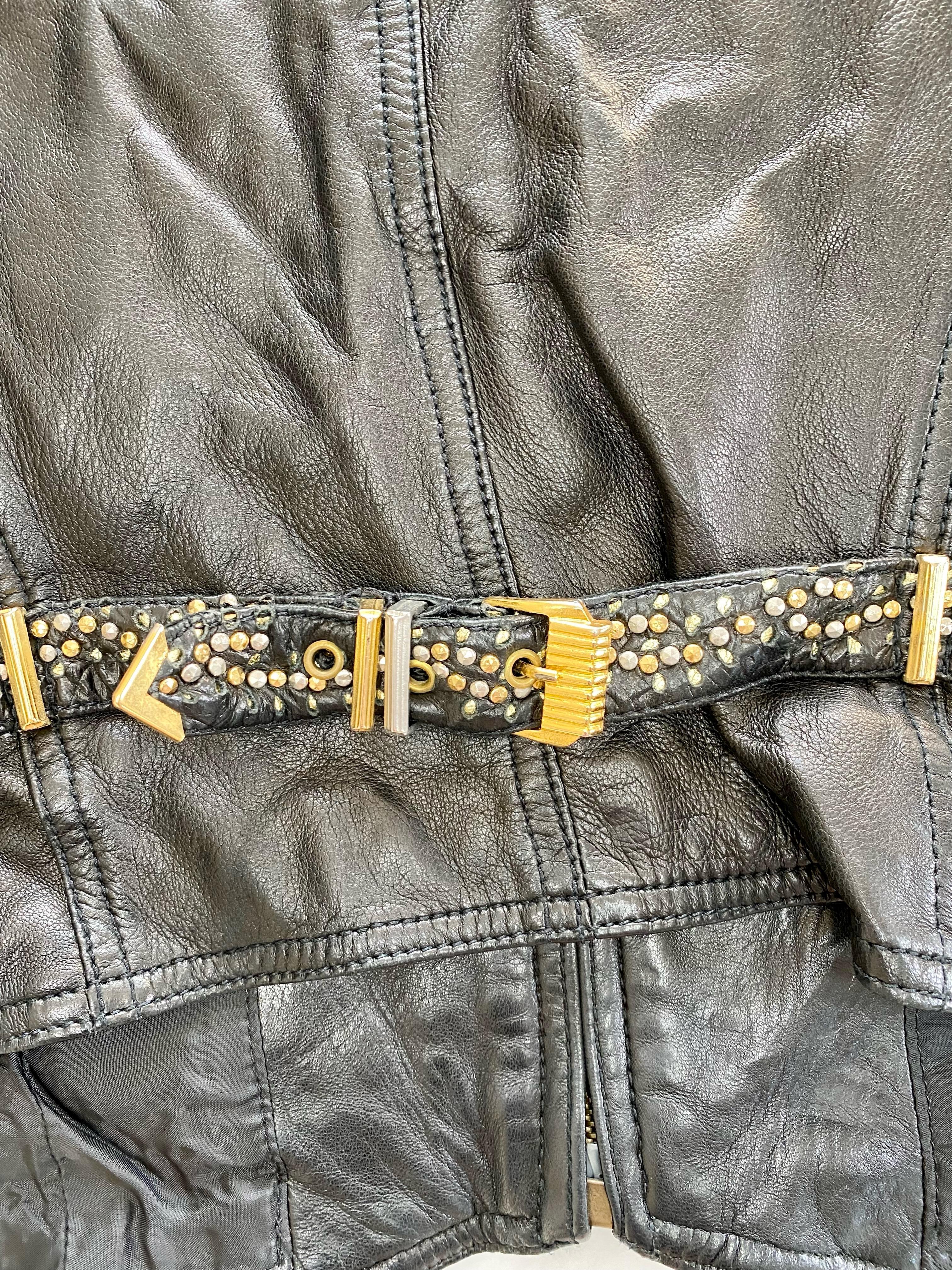 H/W 1992 Gianni Versace 'Miss S&M' Nieten-Lederweste Medusa mit Akzenten im Angebot 2