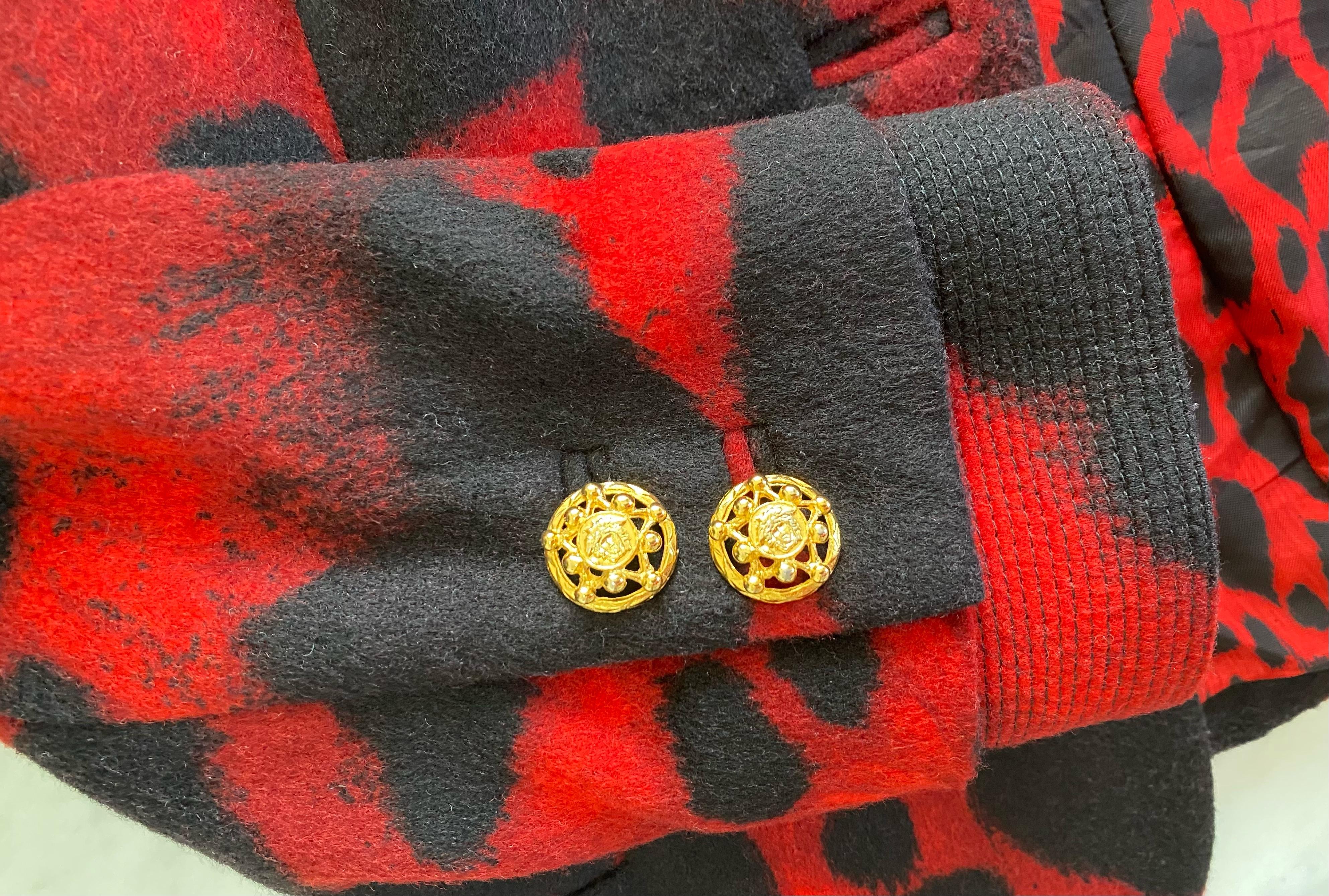 Tailleur jupe rouge imprimé léopard Gianni Versace, A/H 1992 Bon état - En vente à West Hollywood, CA