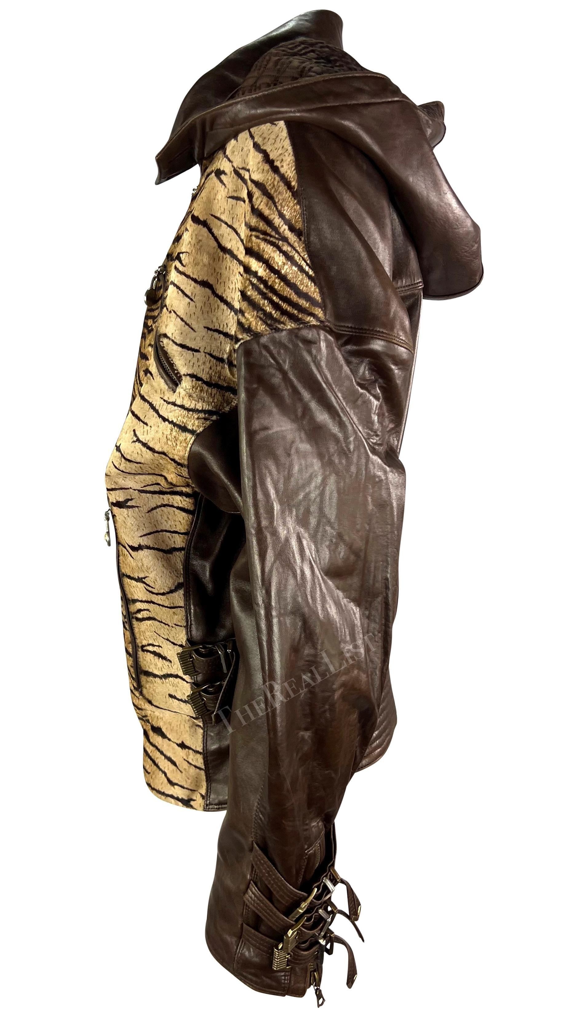 Ti presentiamo una favolosa giacca oversize in pelle marrone e pelo di pony di Gianni Versace, disegnata da Gianni Versace Dalla collezione 