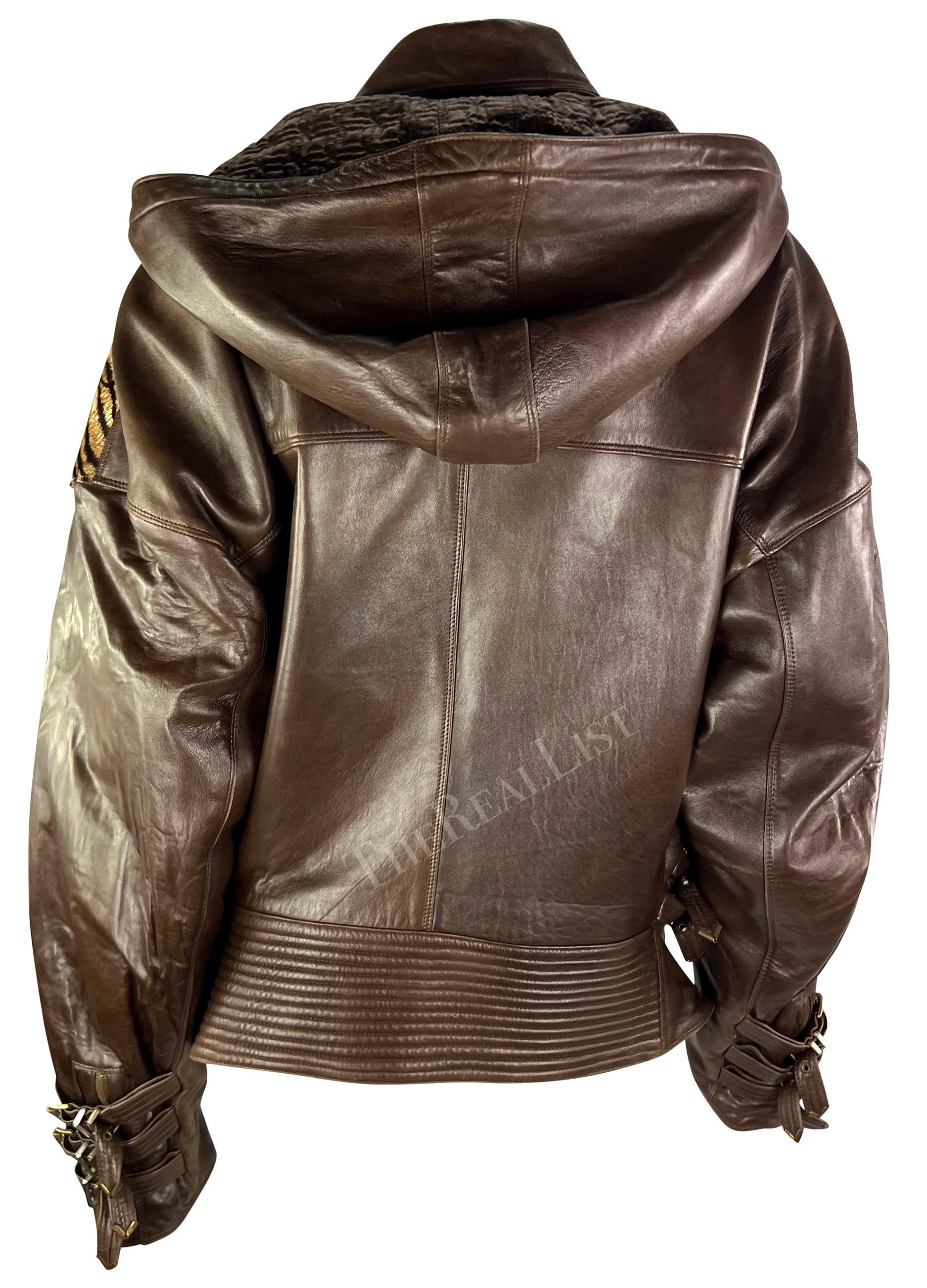 Marrone A.M.F. 1992 Gianni Versace S.I.M. Brown in pelle di vacchetta tigrata con fibbia, giacca oversize in vendita