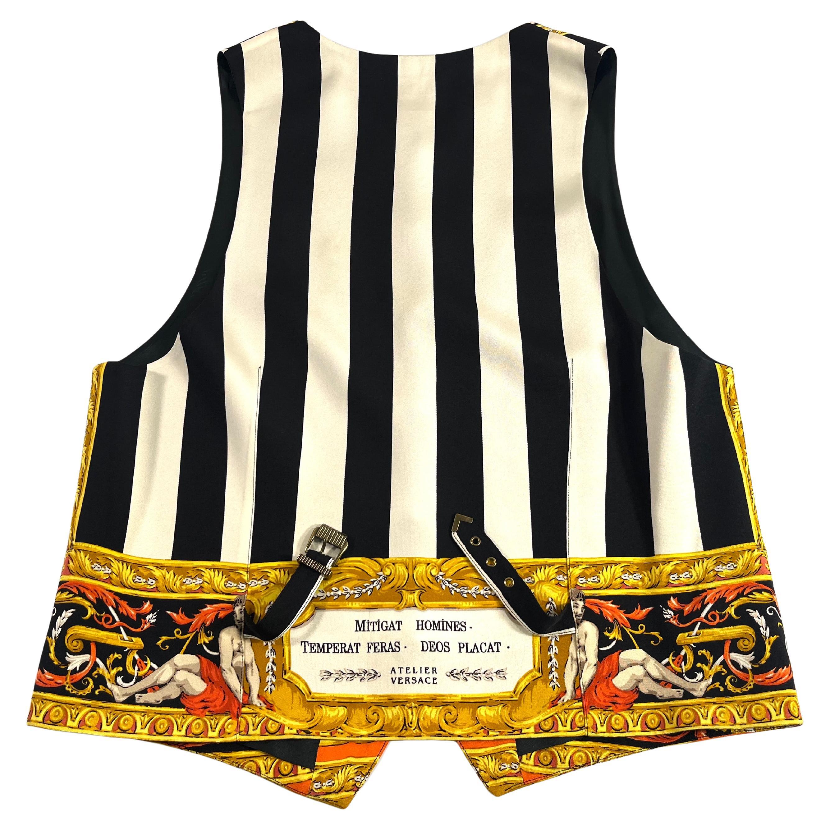 Versace 92/93 A/I Gilet in seta con stampa arabescata

Taglia 52 da uomo 
 
MISURE:

Petto: 21
