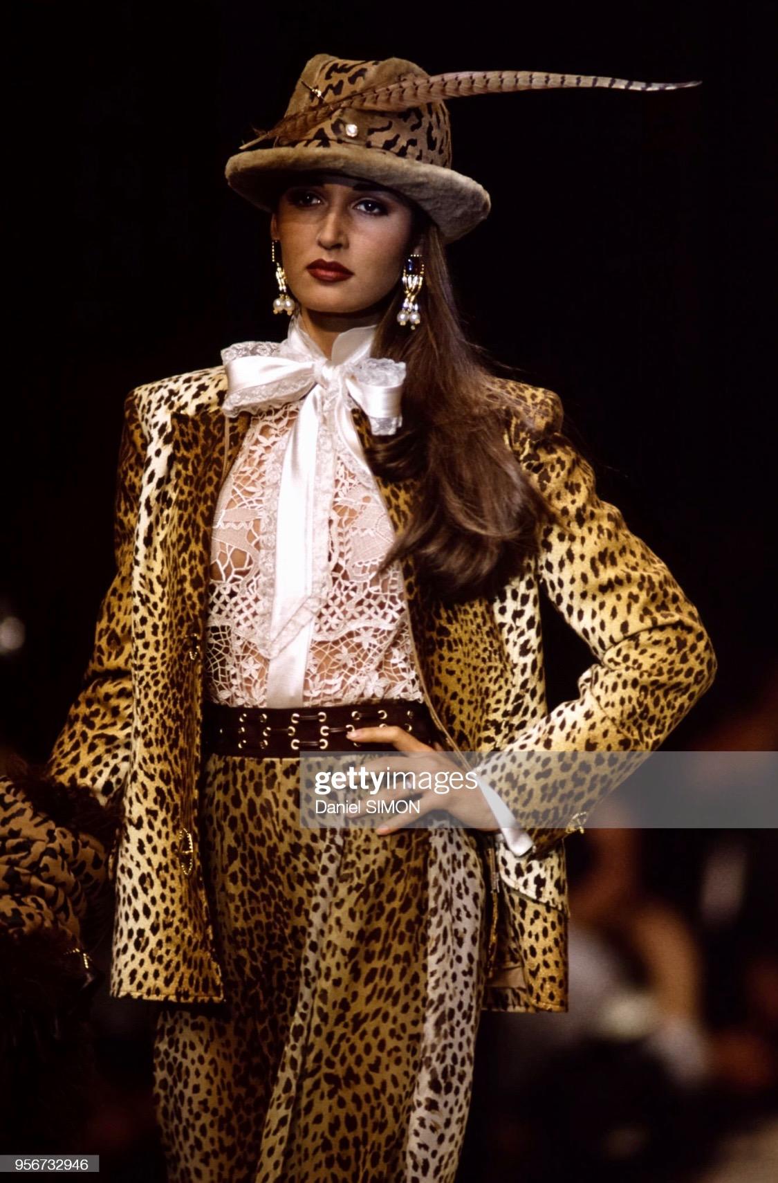 A/I 1992 Valentino Garavani - Giacca in feltro con spilla applicata in passerella con stampa leopardo In condizioni ottime in vendita a West Hollywood, CA