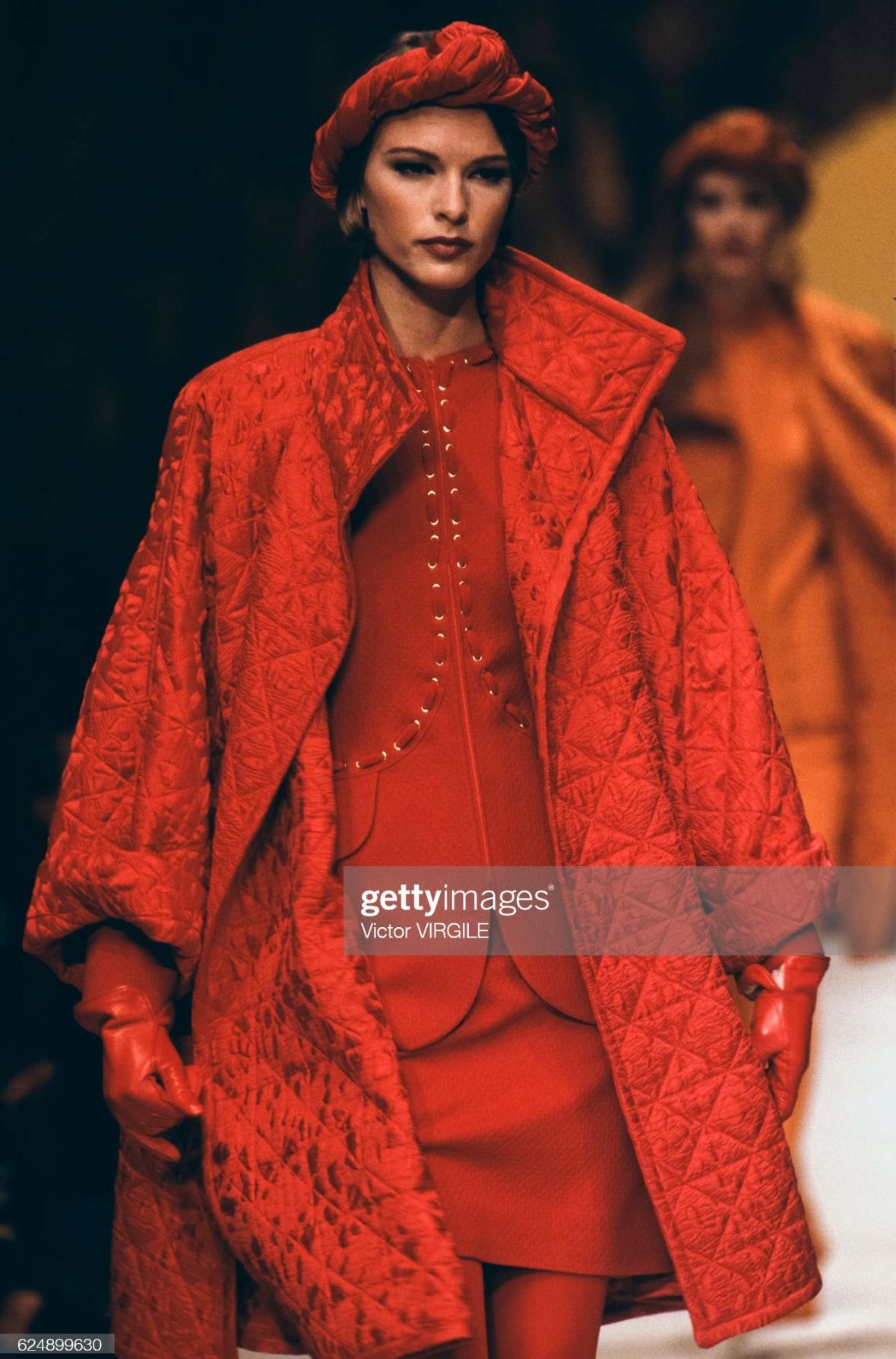 F/W 1992 Valentino Garavani Runway Zodiac Red Lace Up Horoscope Blazer In Excellent Condition For Sale In West Hollywood, CA