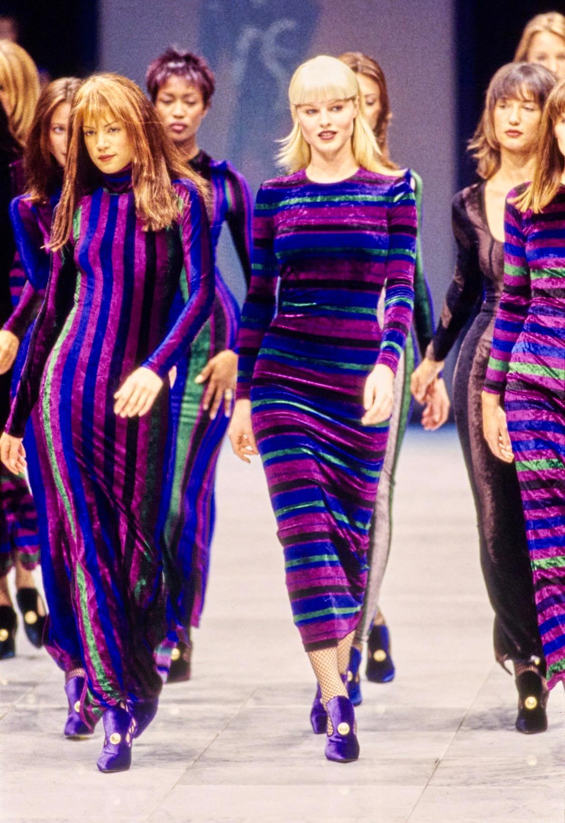 Présentation d'une mini robe en velours rayé Gianni Versace Couture, conçue par Gianni Versace. La version longue de cette robe a été présentée en finale du défilé automne-hiver 1993 par Naomi Campbell. Les riches rayures bleues et violettes de