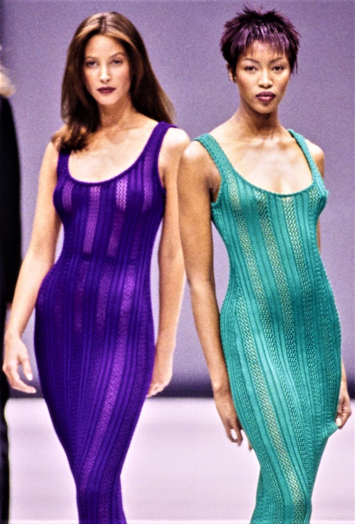 F/W 1993 Gianni Versace Couture - Robe en maille verte + Cardigan à boutons Medusa en vente 3