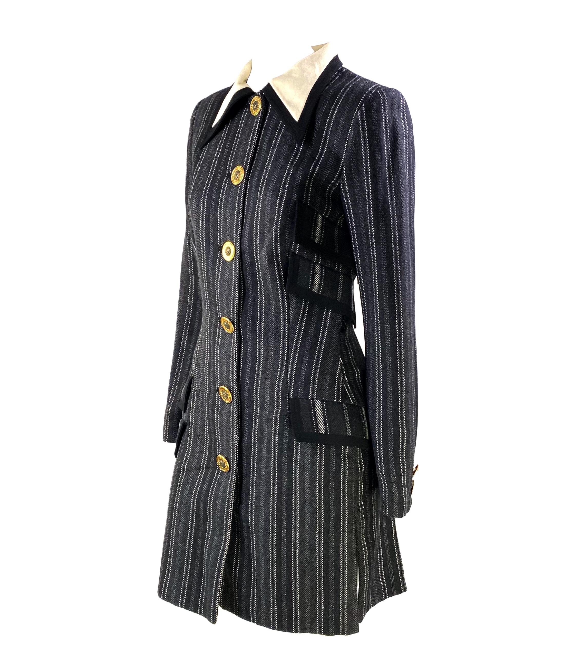 Présentation d'un manteau à collet conçu par Gianni Versace pour sa collection automne/hiver 1993. La collection est restée dans les mémoires pour son esthétique grunge-glamour. Cette pièce est ornée de boutons Medusa dorés au centre et à chaque