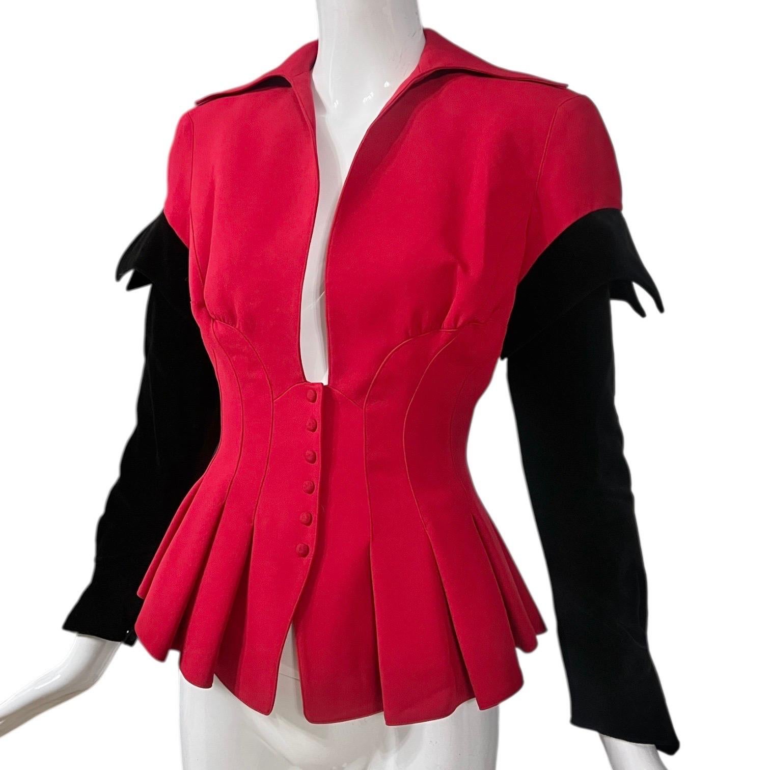 F/W 1993 Thierry Mugler Strukturierte Jacke aus rotem Schößchen-Samt im Zustand „Hervorragend“ im Angebot in Concord, NC
