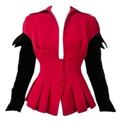 Giacca strutturata in velluto rosso con peplo dell'A/I 1993 di Thierry Mugler