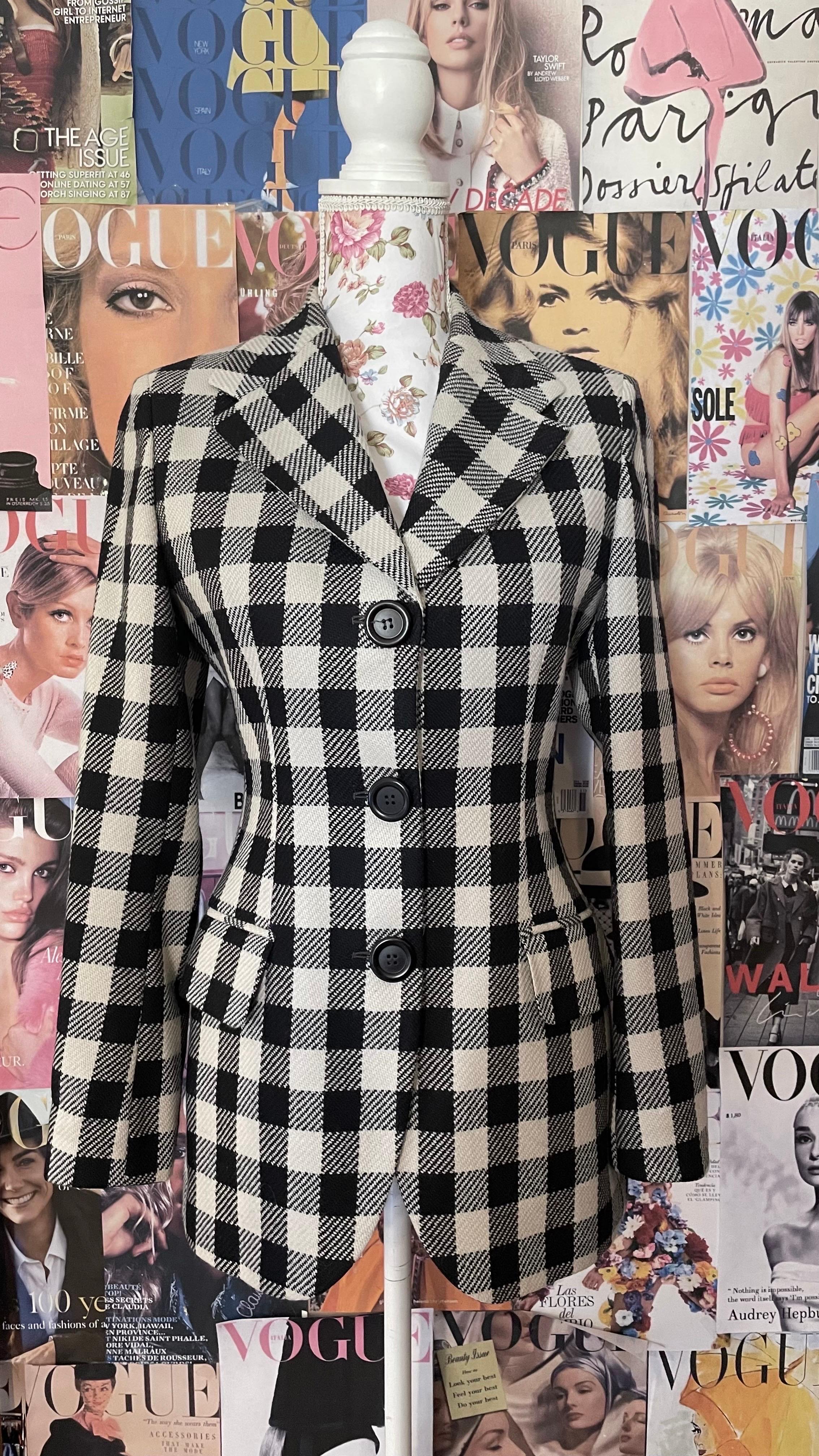 F/W 1993 Vintage Dolce & Gabbana Blazer, Diese Jacke wurde auf dem Laufsteg von Supermodel Carla Bruni in Herbst/Winter Mailänder Modewoche getragen und wurde in der Hit-Sitcom die Nanny von Fran Fine getragen gesehen
und in mehreren Anzeigen
Größe