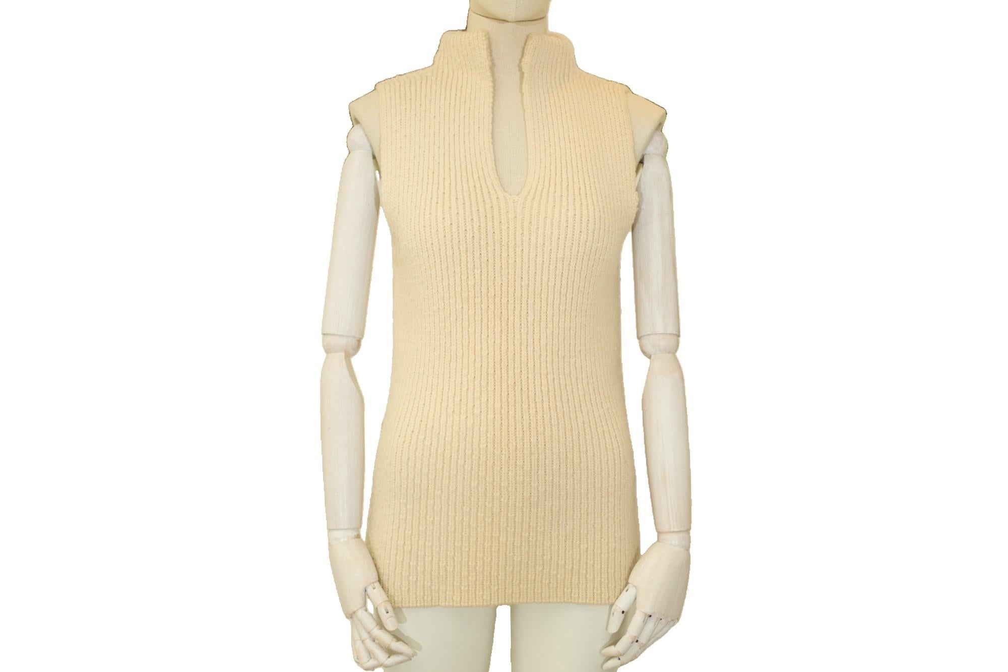 Gilet in maglia senza maniche della Maison Martin Margiela A/I 1994, caratterizzato da una maglia testurizzata e da una silhouette pulita. 

Marchio: Maison Martin Margiela
Periodo: 90s
Materiale: Lana
Taglia: S
Origine: Made in Italy
Condizioni: