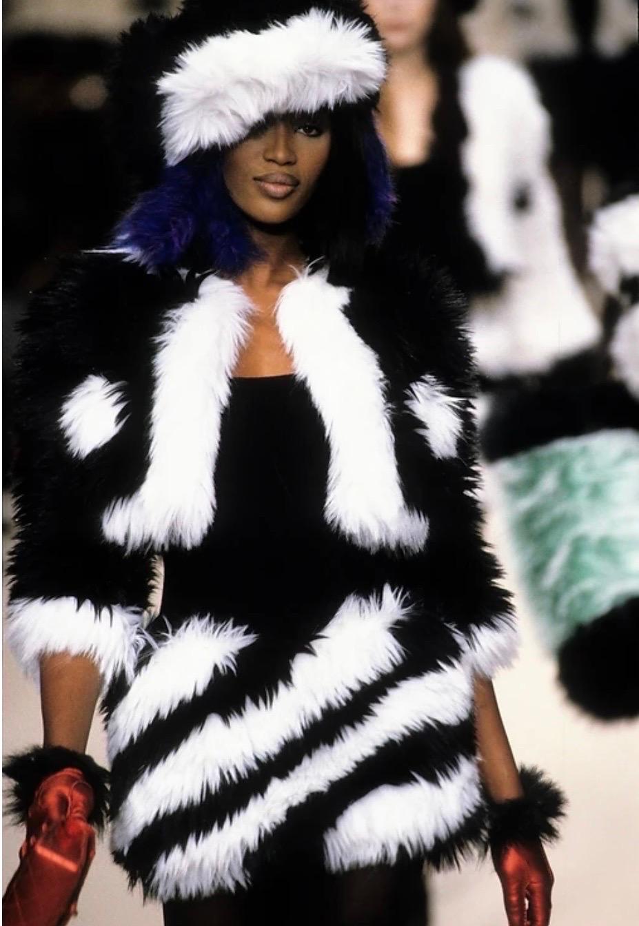 Mini robe en fausse fourrure noire et blanche de Chanel by Karl Lagerfeld, de la collection automne-hiver 1994, telle qu'elle a été vue sur le podium sur Naomi Campbell. 
Robe en fausse fourrure ultra rare de la collection F/W 1994.
Pièce de