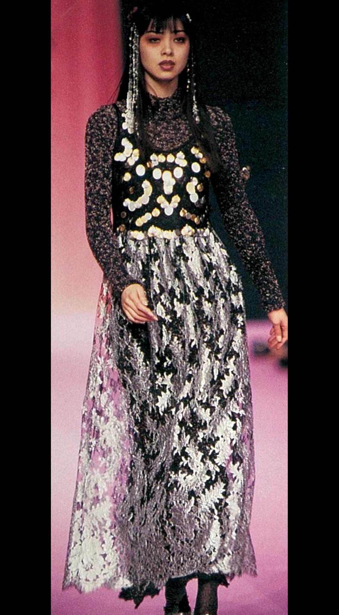 Voici un magnifique ensemble pantalon Christian Lacroix en dentelle noire et argentée. Issue de la collection Automne/Hiver 1994, cette incroyable combinaison de dentelle et de tulle est apparue pour la première fois sous la forme d'une jupe longue