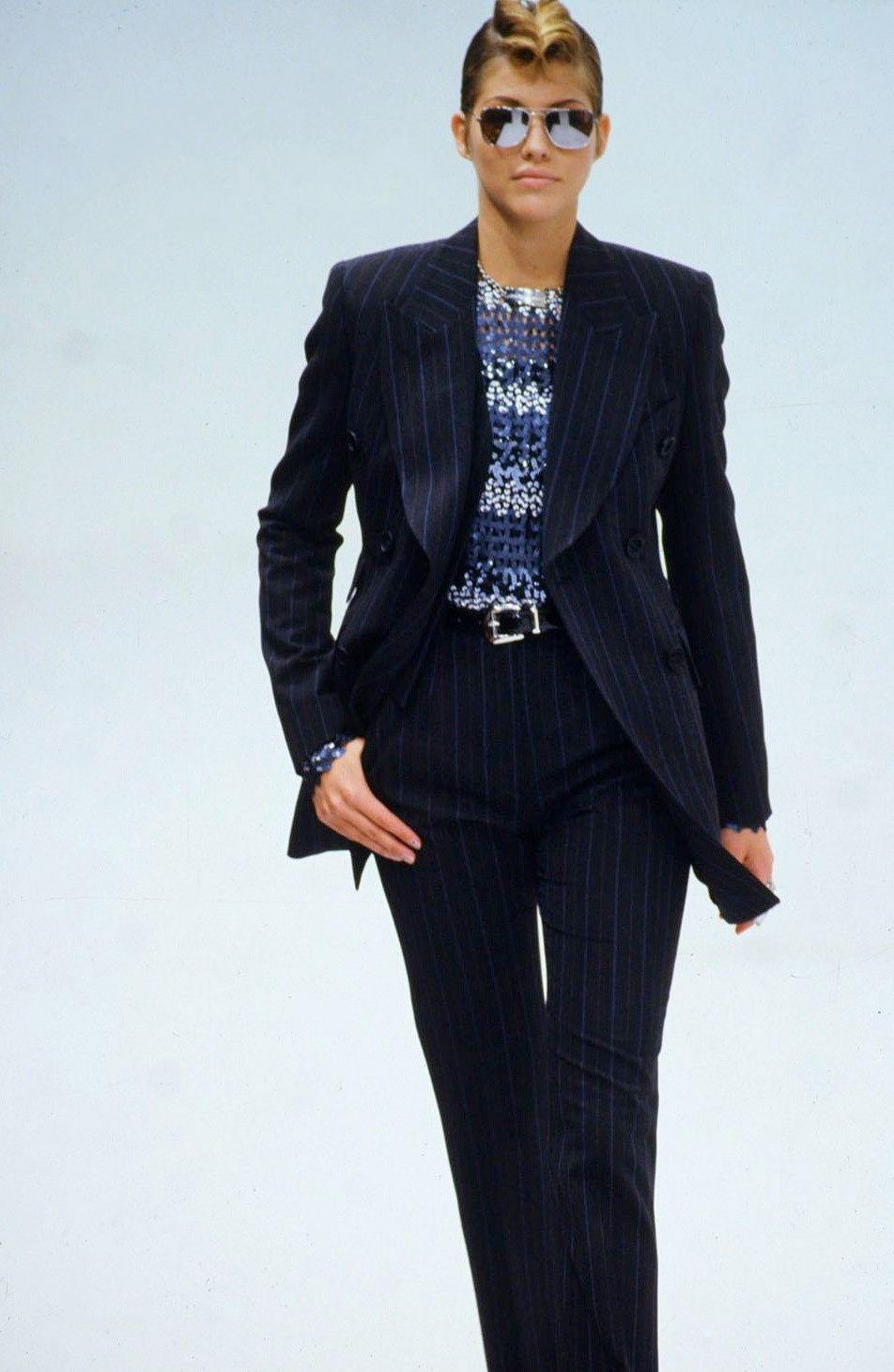 Este top de punto transparente negro y plateado de la colección Otoño/Invierno 1994 