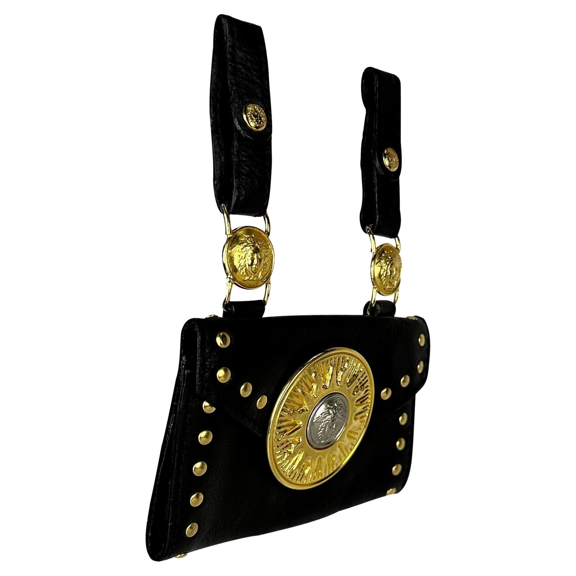 H/W 1994 Gianni Versace Schwarze Mini-Gürteltasche aus Leder mit goldenen Nieten Medusa Sunburst  Damen im Angebot