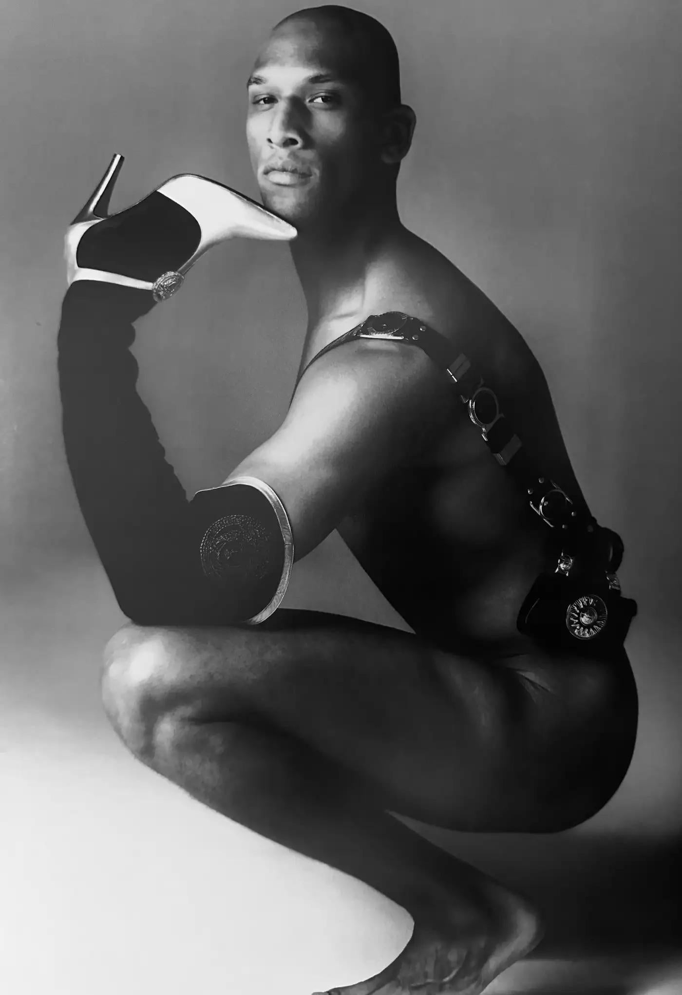 F/W 1994 Gianni Versace Schwarzes Leder Goldfarbenes Medusa Gürteltasche Beutel mit Medusa Medaillon im Zustand „Gut“ im Angebot in West Hollywood, CA