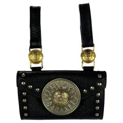 F/W 1994 Gianni Versace Riñonera Medallón de Medusa en Piel Negra Dorada Bolsa