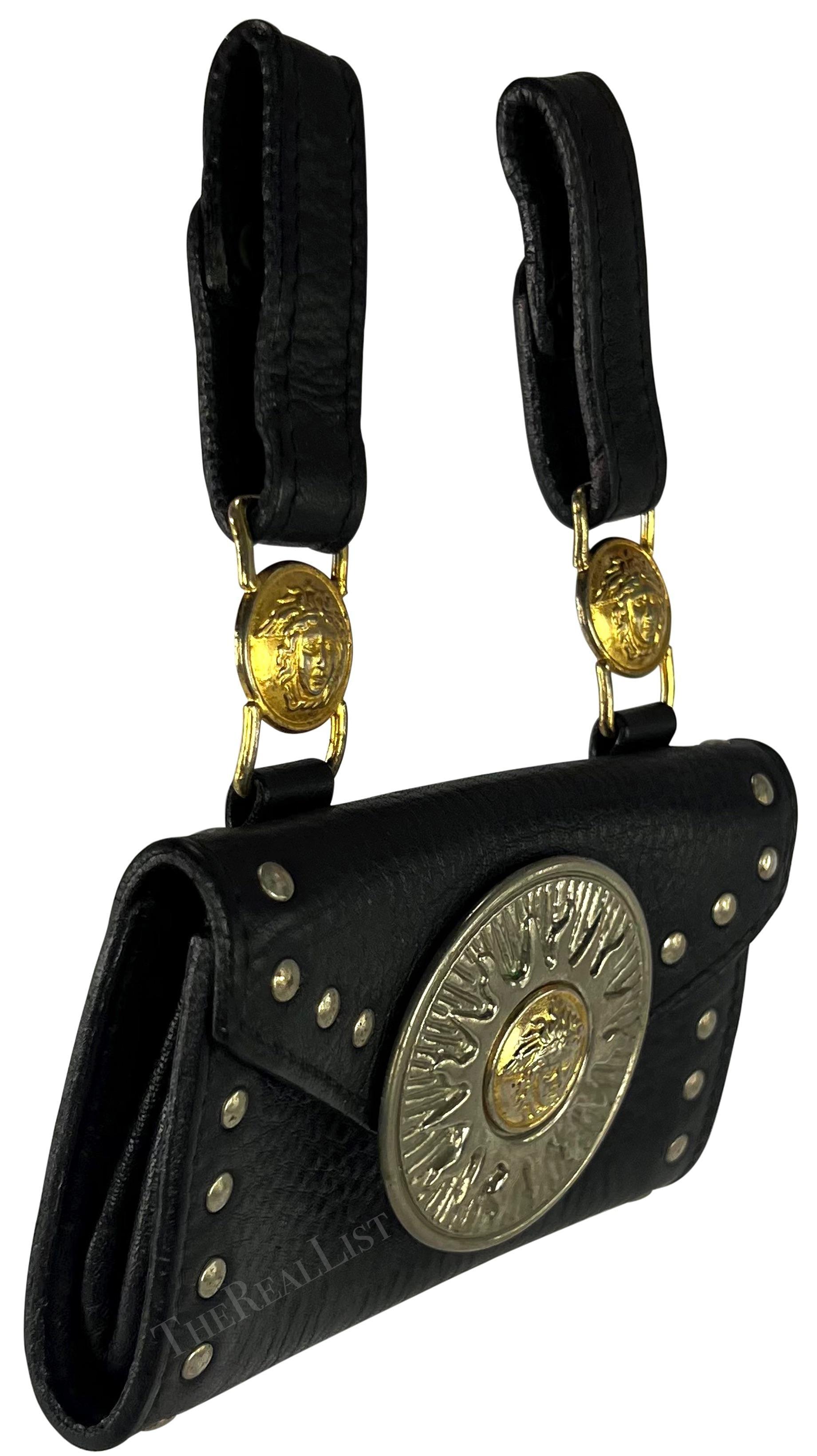 A/I 1994 Gianni Versace in pelle nera con medaglione Medusa in oro, borsa con cintura e marsupio in vendita 3