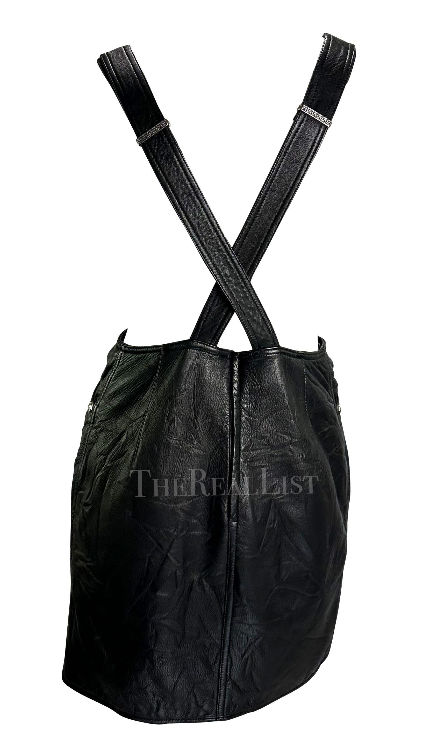 H/W 1994 Gianni Versace Schwarzes gekräuseltes Leder Medusa Overall-Minikleid aus Leder Damen im Angebot