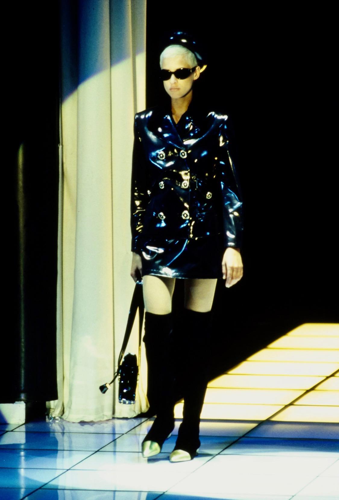 H/W 1994 Gianni Versace Couture Werbekampagne für Kunstpelz-Umhängetasche mit Leopardenmuster im Zustand „Relativ gut“ im Angebot in West Hollywood, CA