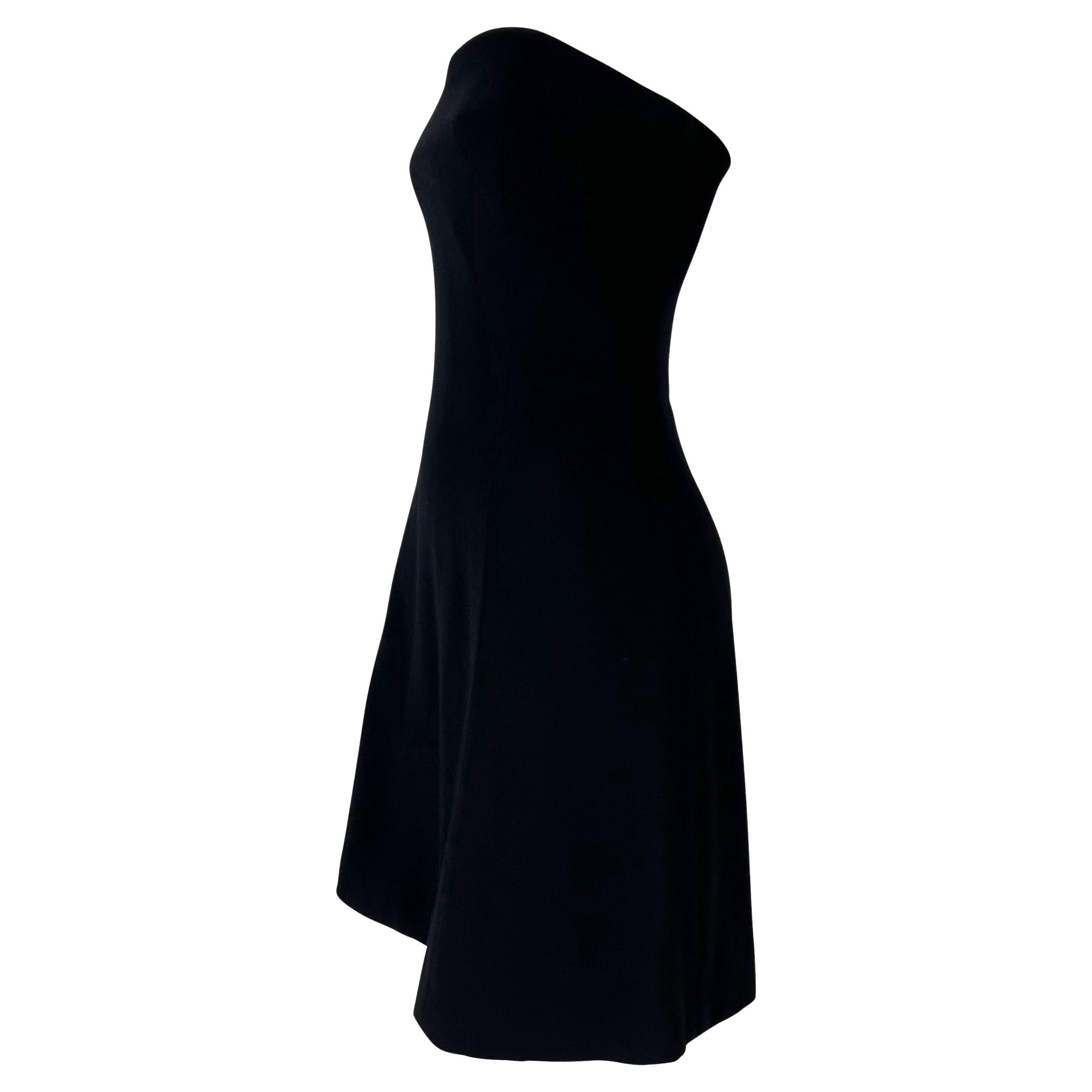 Voici la parfaite petite robe noire de Gianni Versace, créée par Gianni Versace. Issue de la collection printemps/été 1994, cette mini-robe sans bretelles est complétée par un corset interne. 

Mesures approximatives :
Taille - IT40
Buste de 32