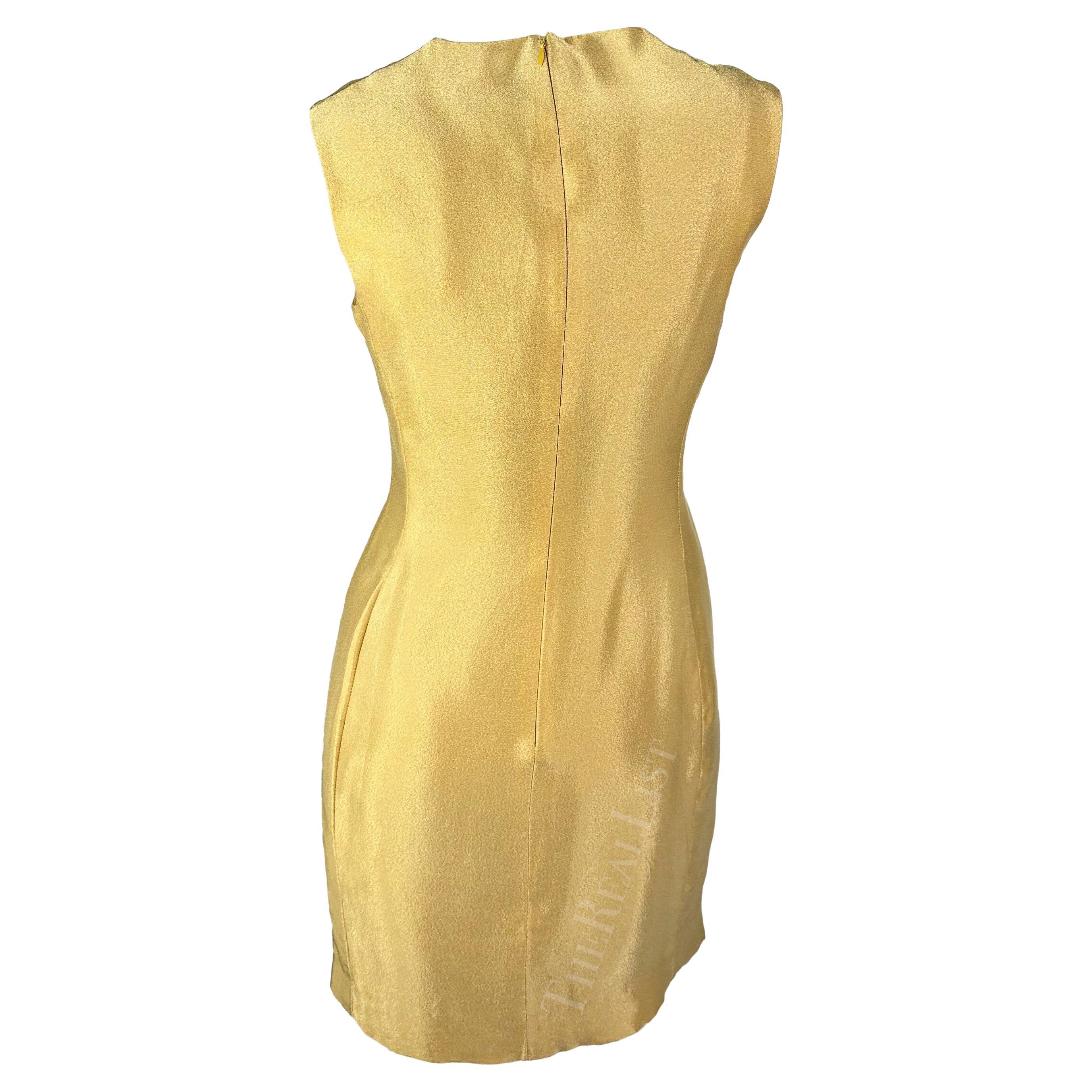 Mini robe sans manches dorée métallisée Gianni Versace Couture, A/H 1994 Pour femmes en vente