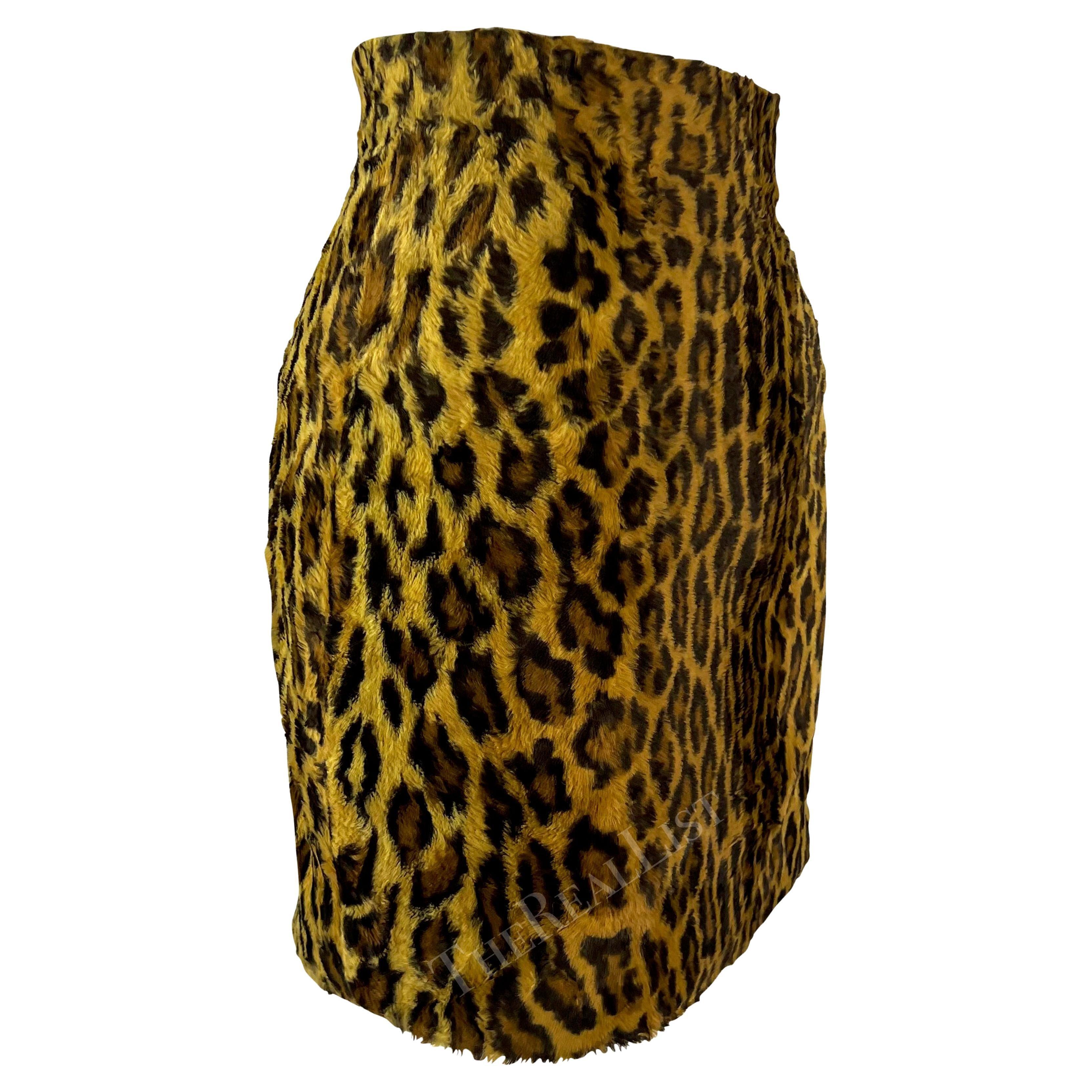 F/W 1994 Gianni Versace Couture Minifalda de piel sintética con estampado de leopardo en venta 5