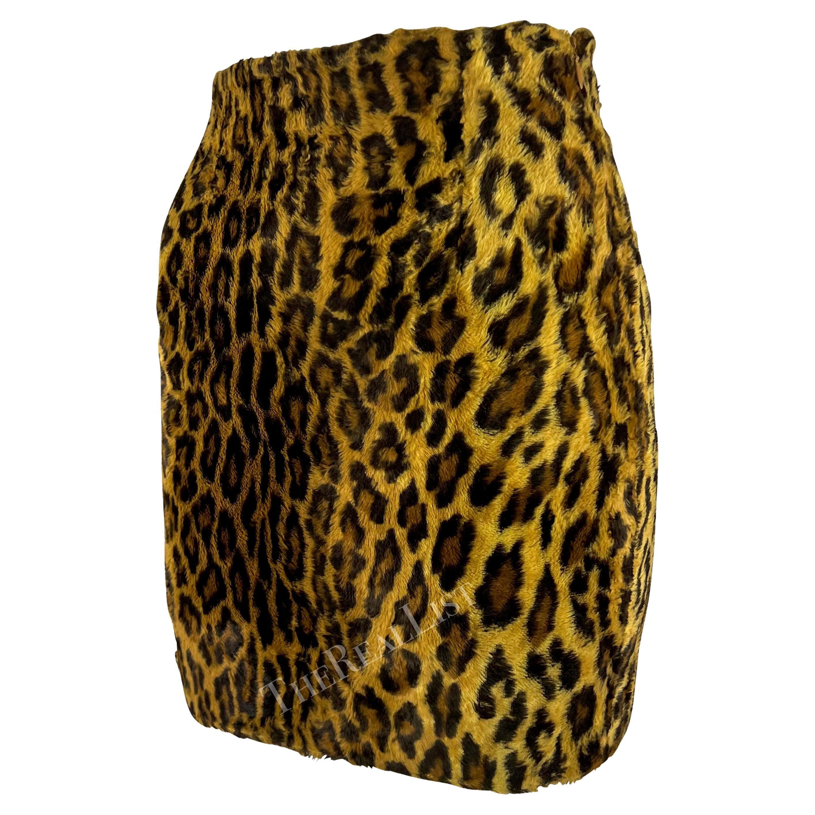De las mujeres F/W 1994 Gianni Versace Couture Minifalda de piel sintética con estampado de leopardo en venta
