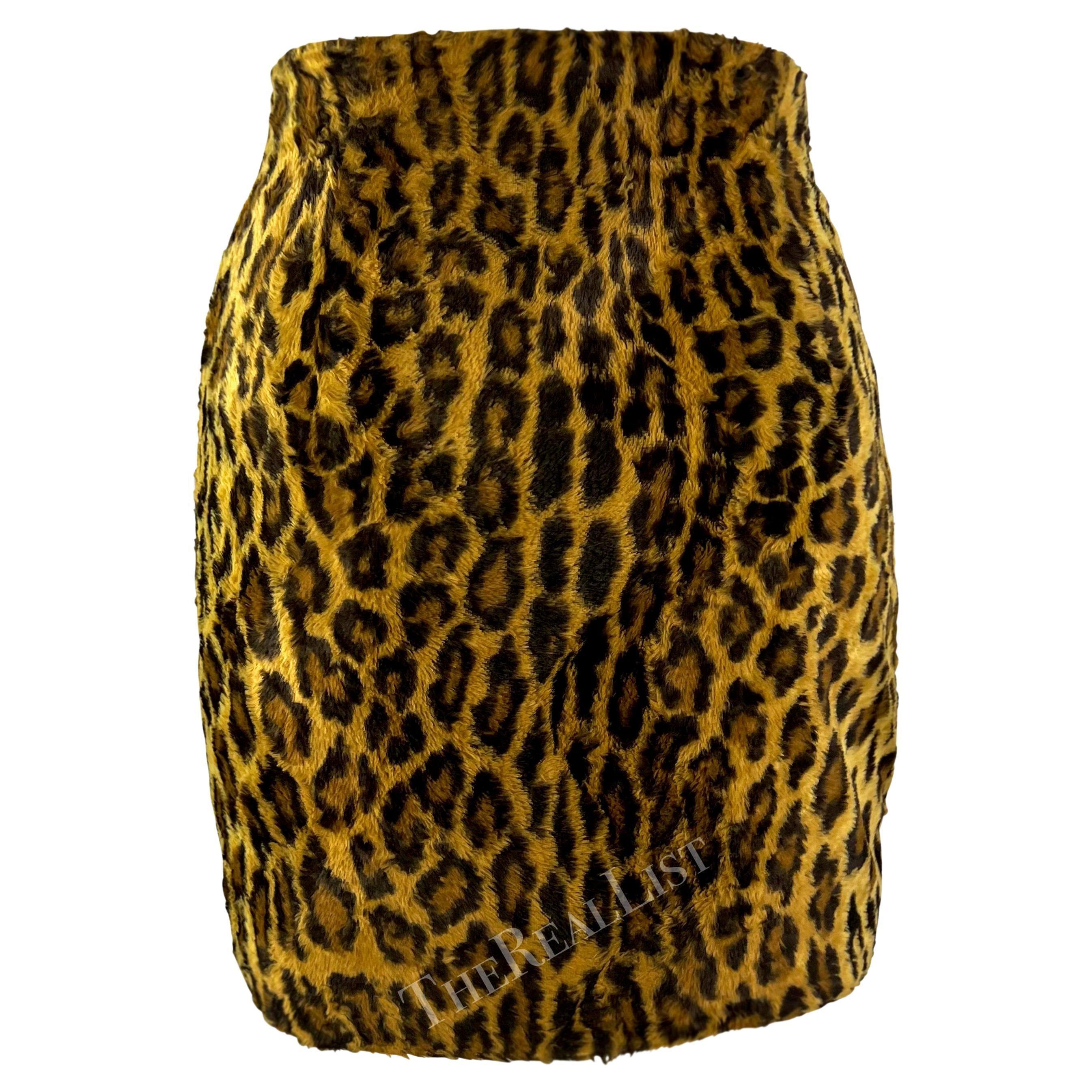 F/W 1994 Gianni Versace Couture Minifalda de piel sintética con estampado de leopardo en venta 3