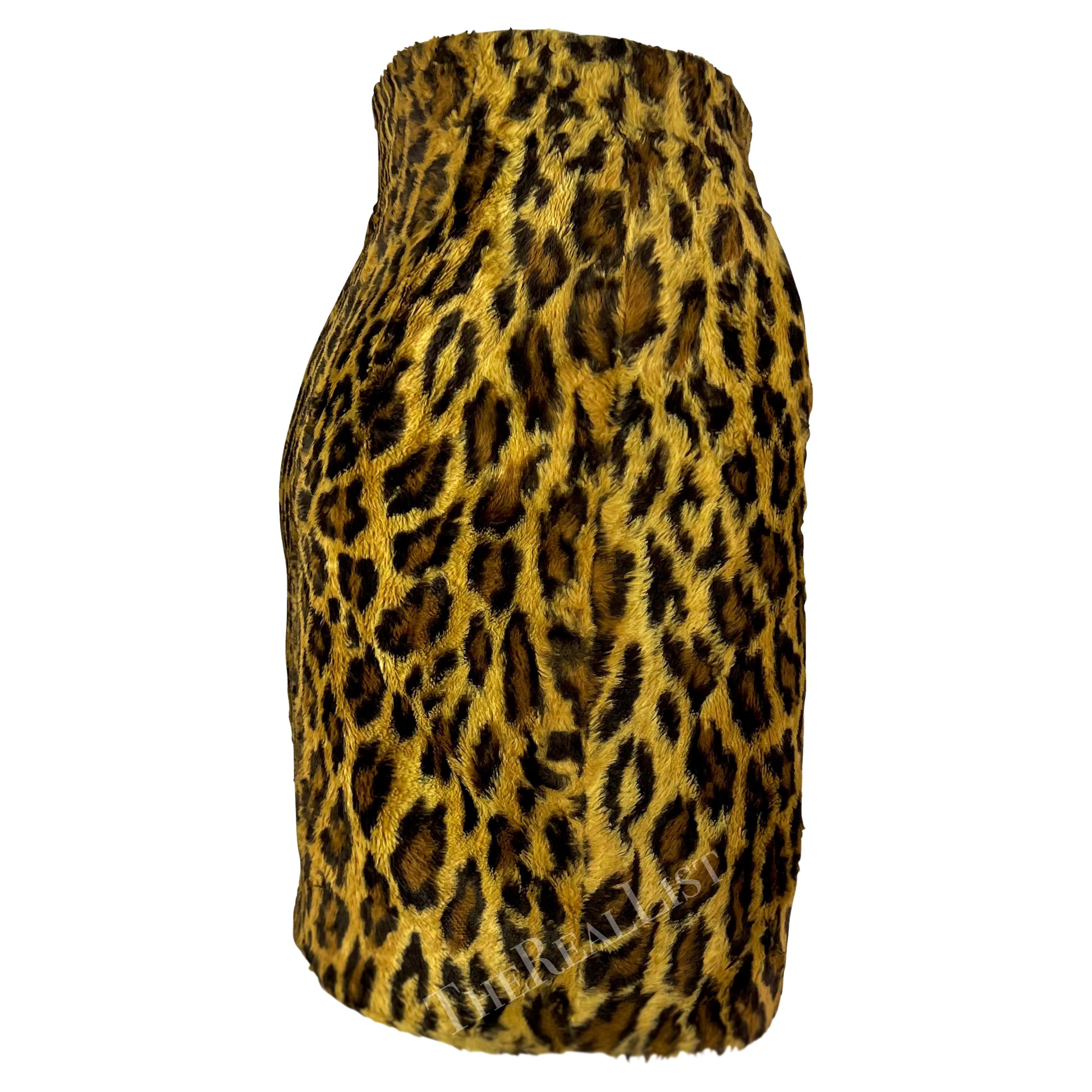F/W 1994 Gianni Versace Couture Minifalda de piel sintética con estampado de leopardo en venta 4