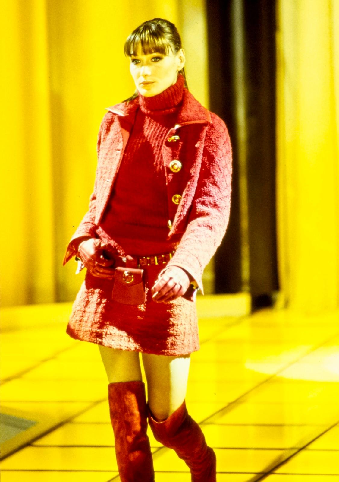 Wir präsentieren einen leuchtend roten Tweed-Blazer von Gianni Versace Couture, entworfen von Gianni Versace. Dieser Blazer aus der Herbst/Winter-Kollektion 1994 wurde erstmals in Look 5 von Carla Bruni und in der Werbekampagne der Saison von Cindy