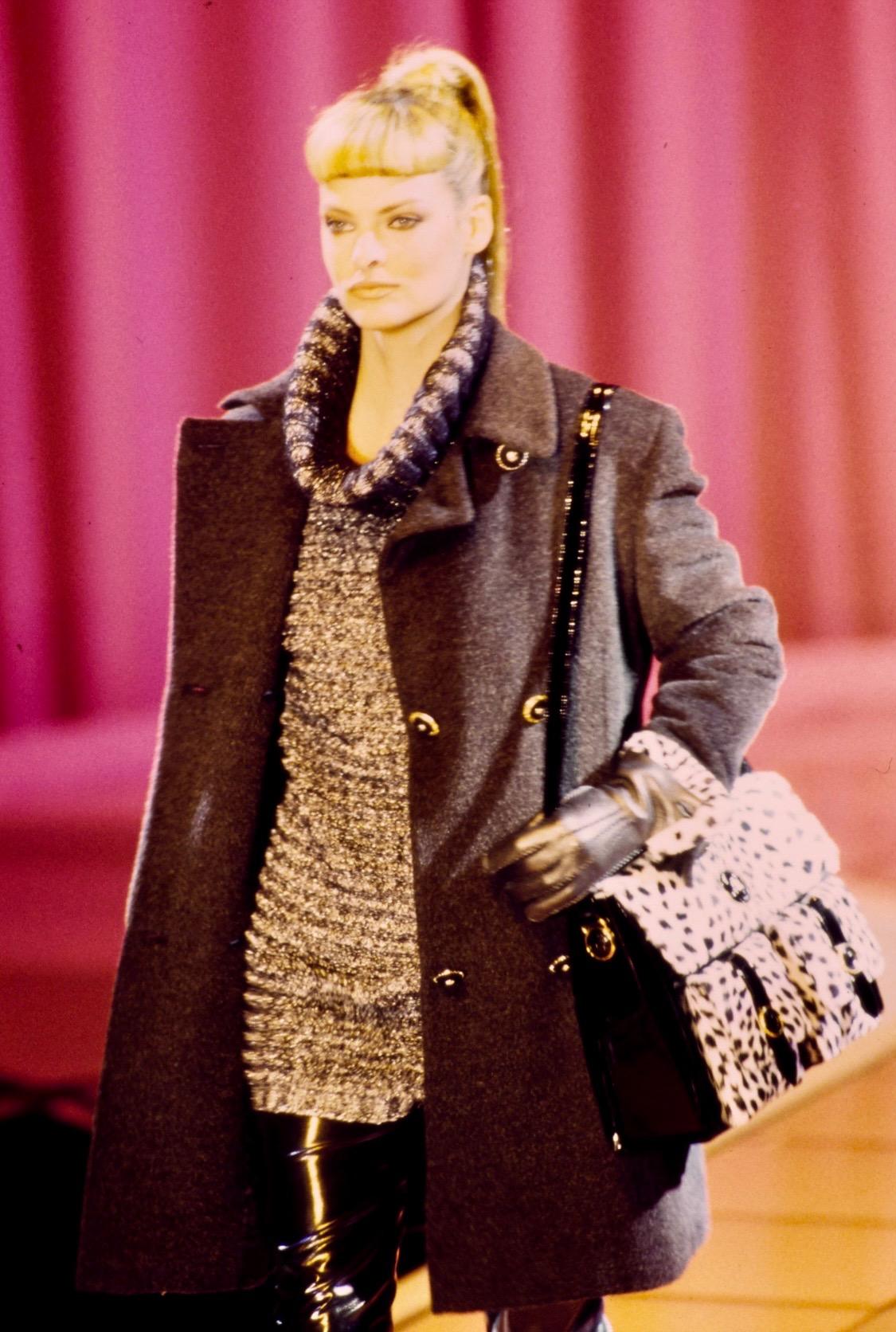 Wir präsentieren eine fantastische Gianni Versace Couture Laufstegtasche, entworfen von Gianni Versace. In der Herbst/Winter-Kollektion 1994 wurde die schwarz-weiße Version dieser Tasche bei Look Nummer 25 an Linda Evangelista und die Lederversion