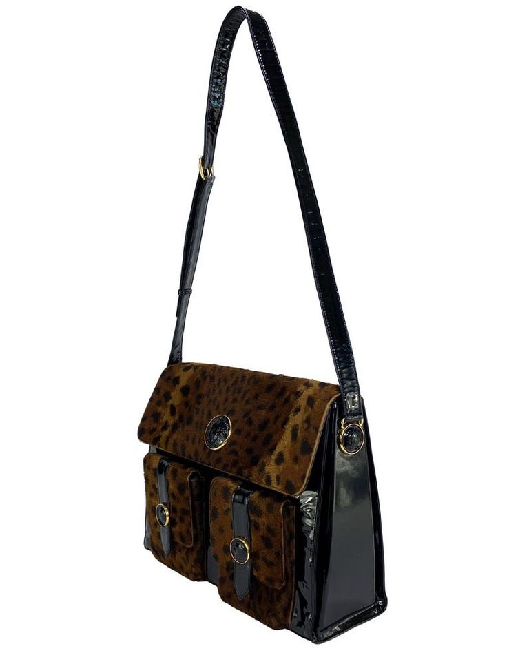 Sac messager de defile Gianni Versace Couture en fausse fourrure imprime leopard A H 1994 En vente sur 1stDibs