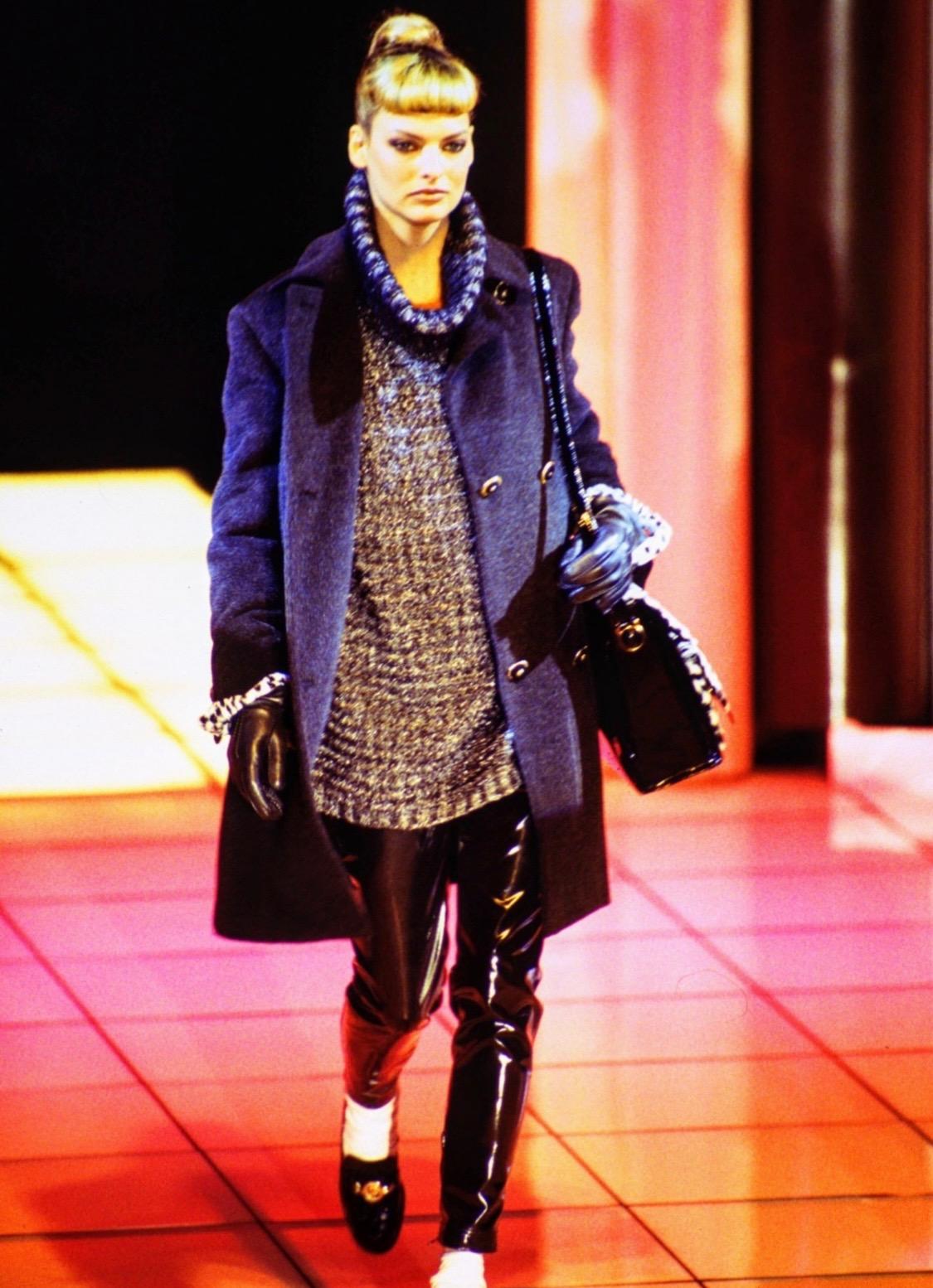 Sac messager de défilé Gianni Versace Couture en fausse fourrure imprimé léopard, A/H 1994 État moyen - En vente à West Hollywood, CA