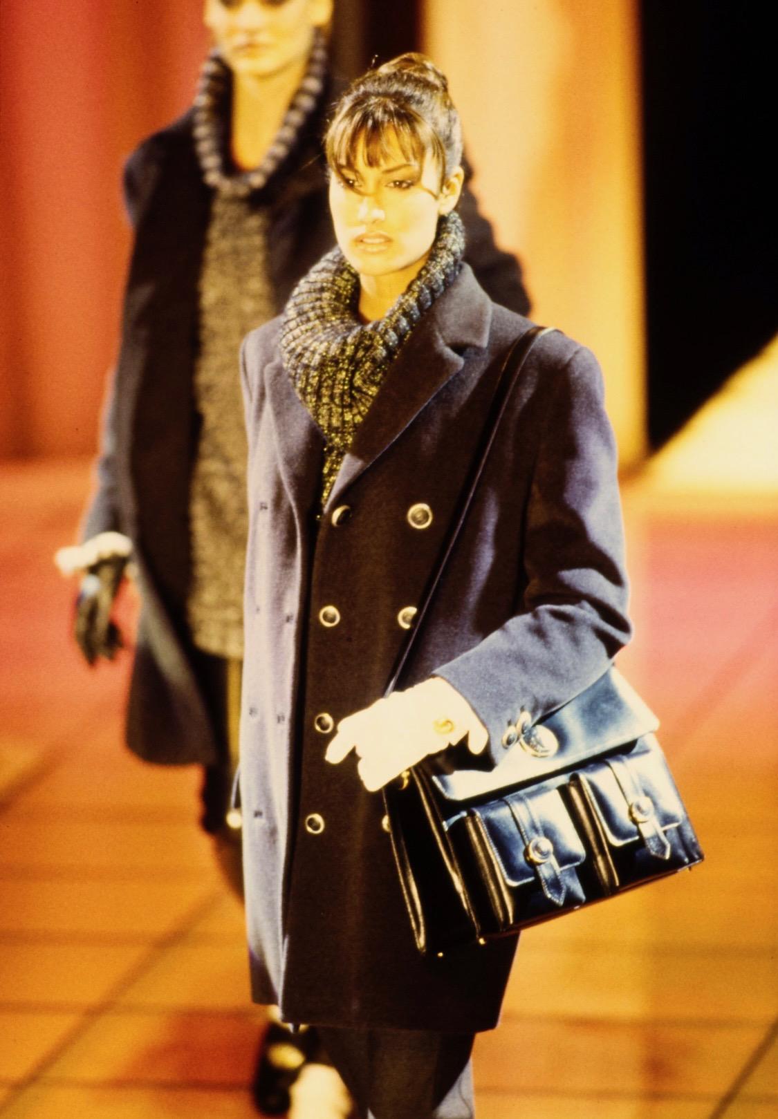 F/W 1994 Gianni Versace Couture Laufsteg Messenger Bag mit Leopardenmuster aus Kunstpelz mit Leopardenmuster im Angebot 1