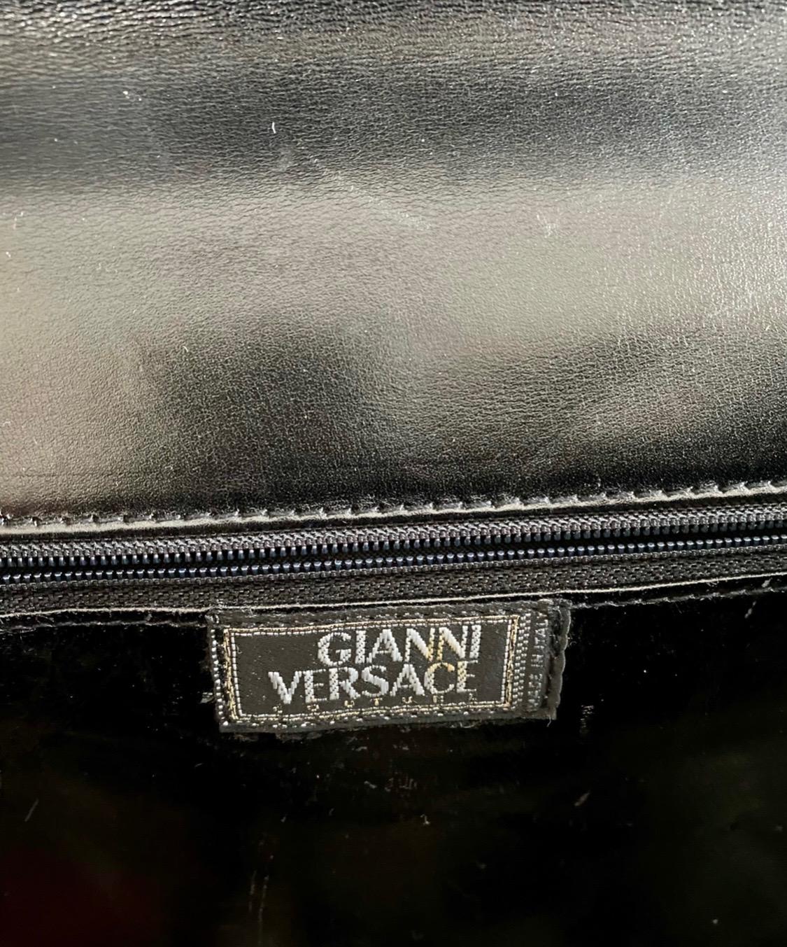 Sac messager de défilé Gianni Versace Couture en fausse fourrure imprimé léopard, A/H 1994 en vente 3