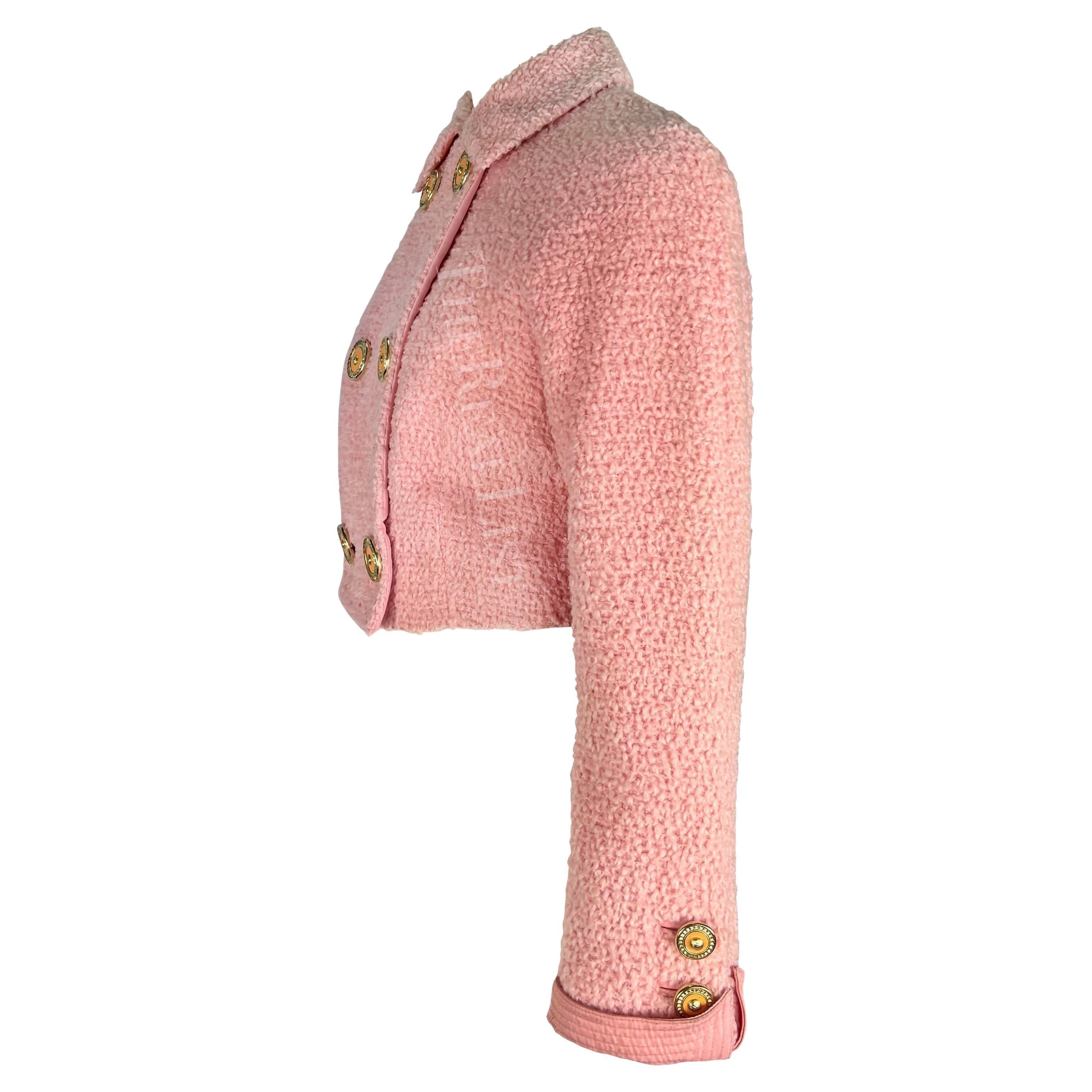 F/W 1994 Gianni Versace - Veste de défilé en tweed rose clair à double boutonnage et coupe courte Pour femmes en vente