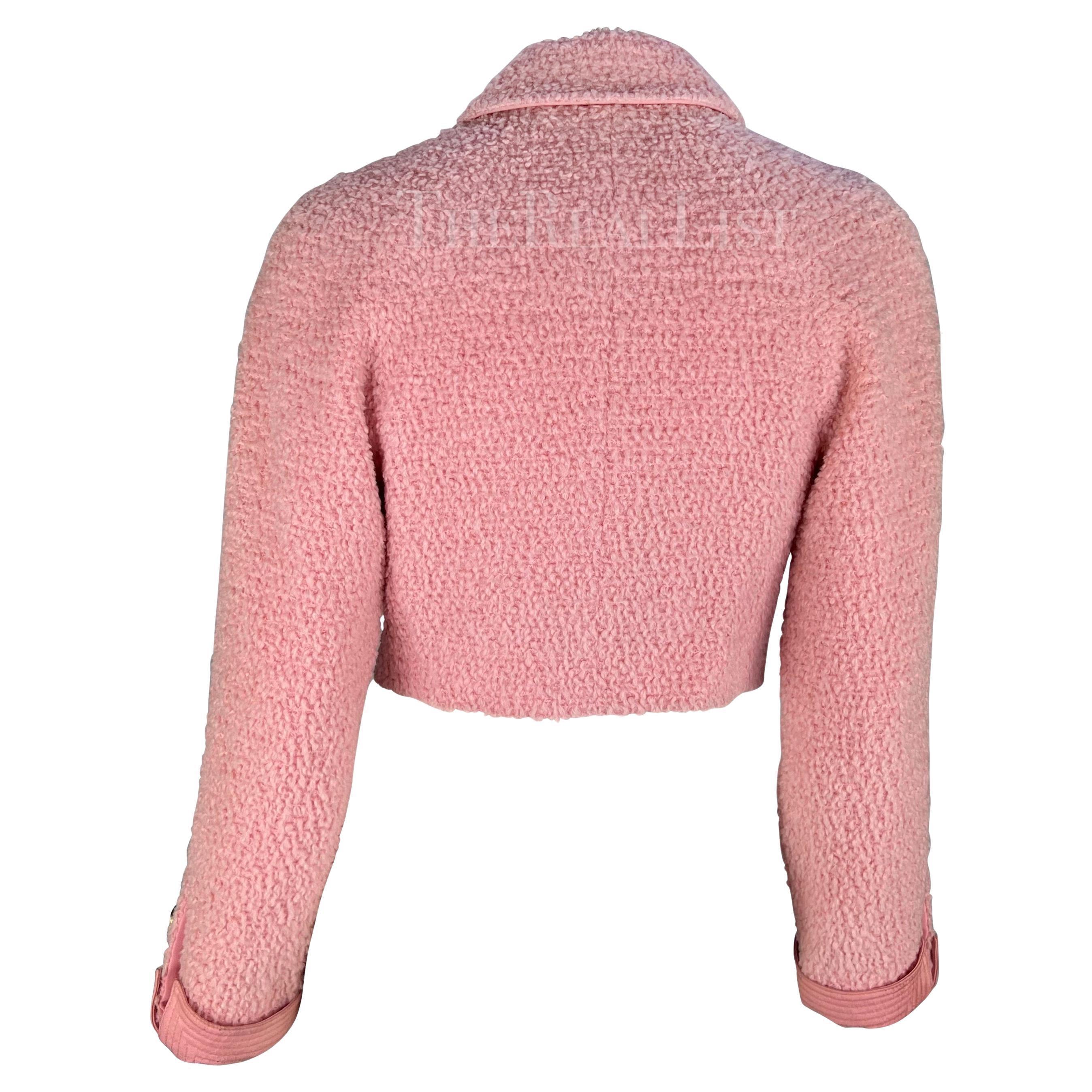 F/W 1994 Gianni Versace - Veste de défilé en tweed rose clair à double boutonnage et coupe courte en vente 1