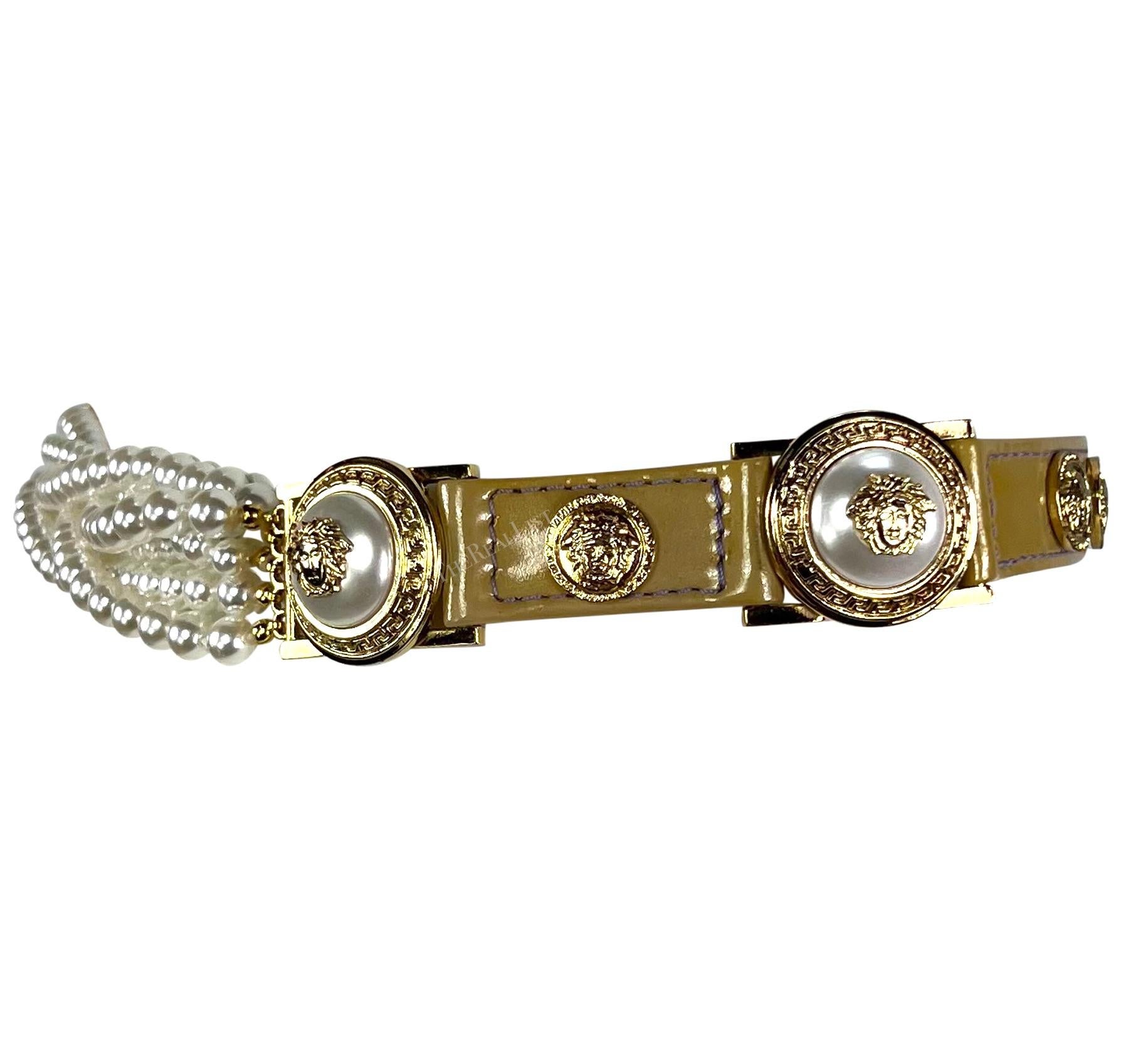 F/W 1994 Gianni Versace Medusa Faux Pearl Patent Leather Belt In Excellent Condition For Sale In West Hollywood, CA