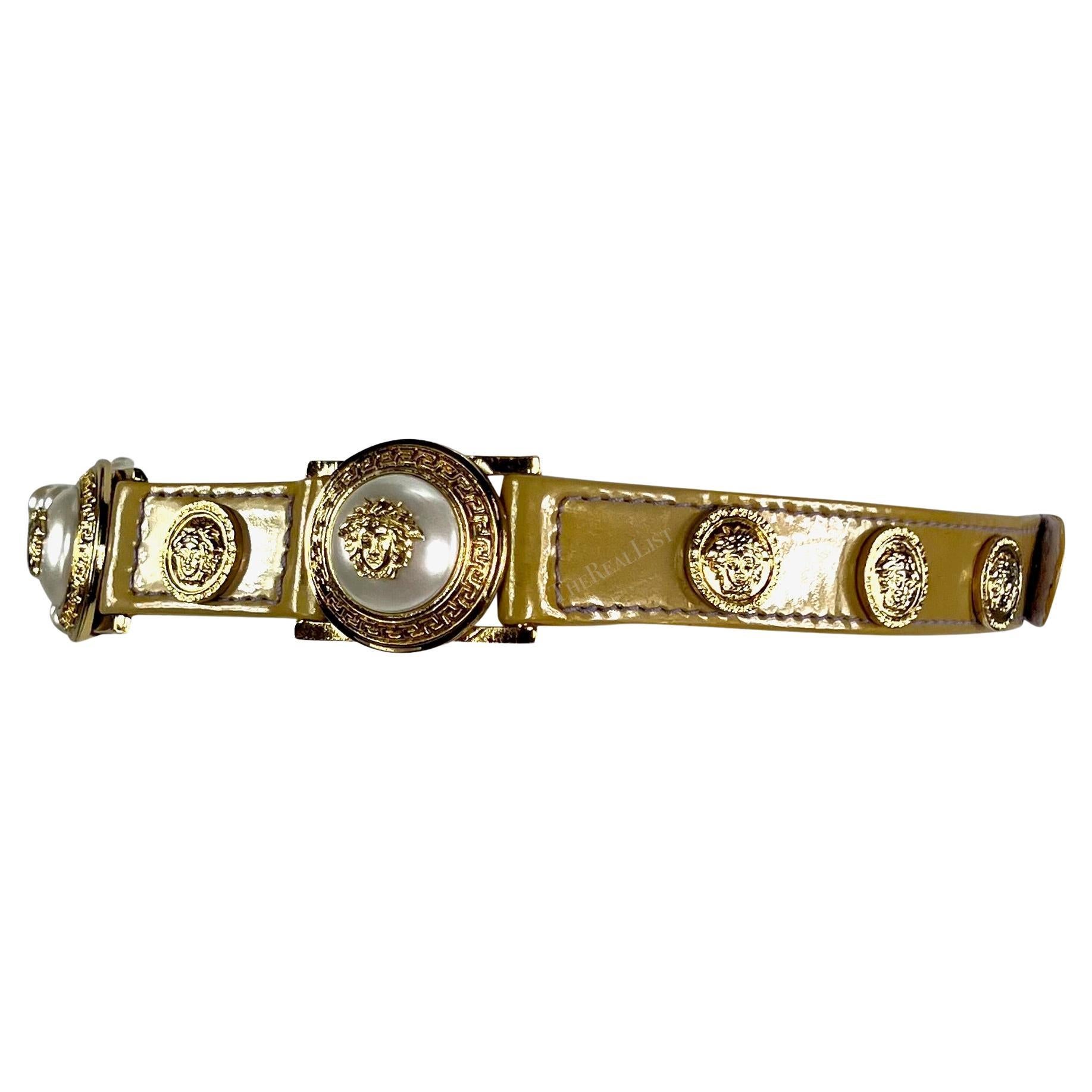 F/W 1994 Gianni Versace Medusa Faux Pearl Patent Leather Belt In Excellent Condition For Sale In West Hollywood, CA